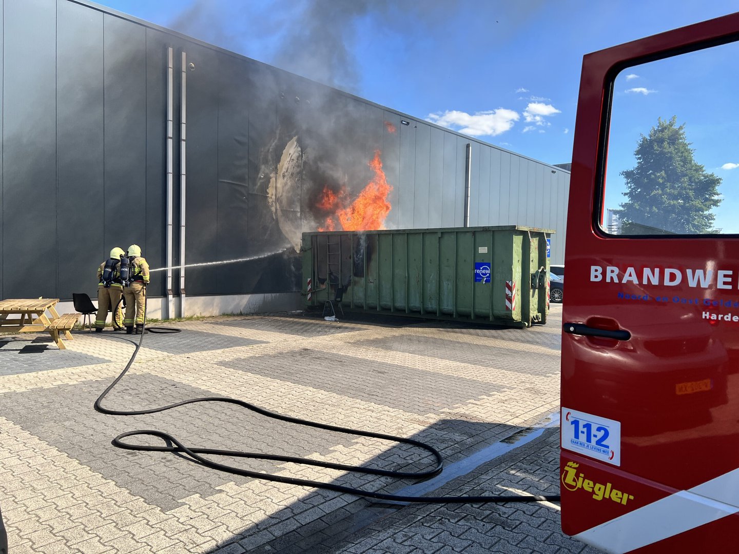 Brand in container beschadigt het pand ernaast