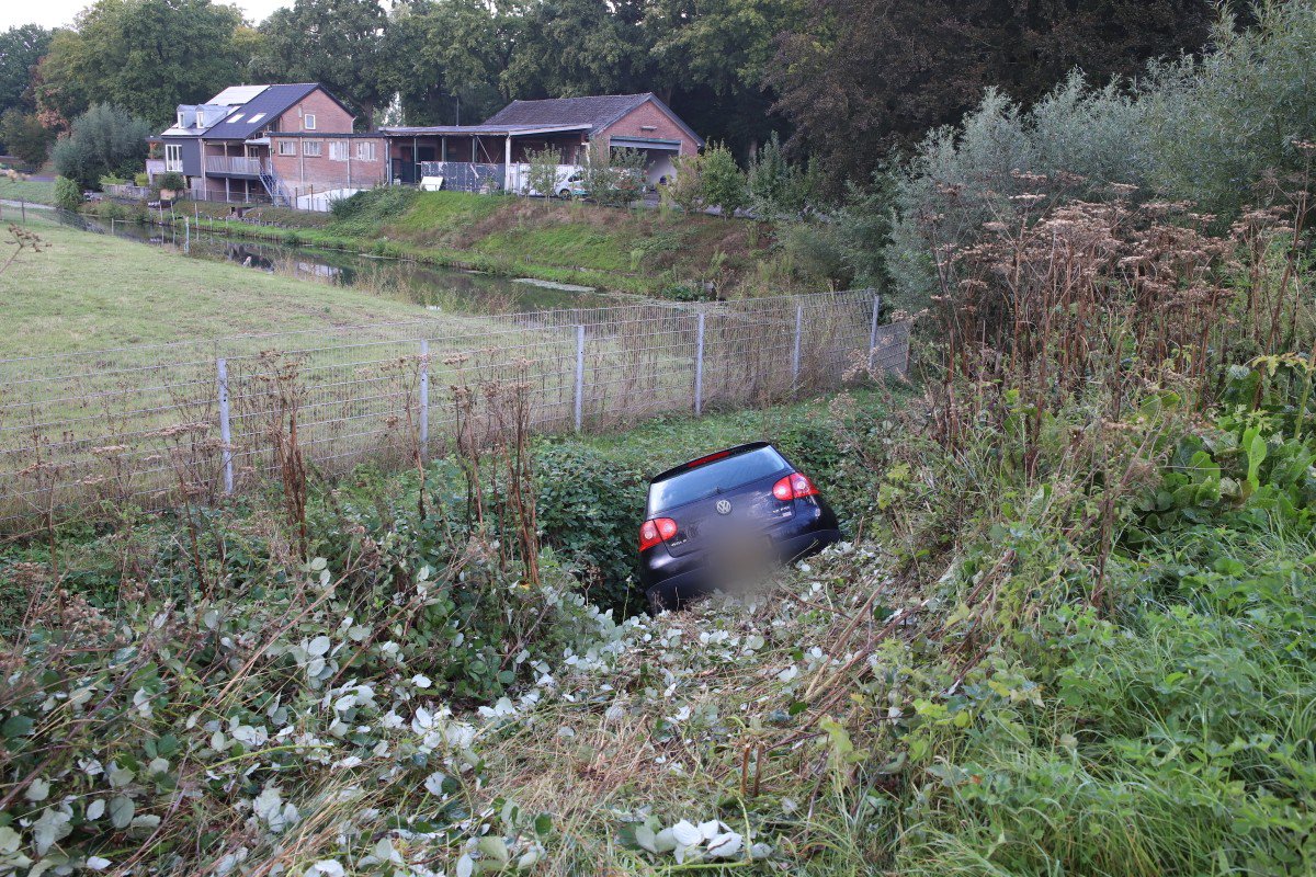 Auto belandt in sloot bij ongeval