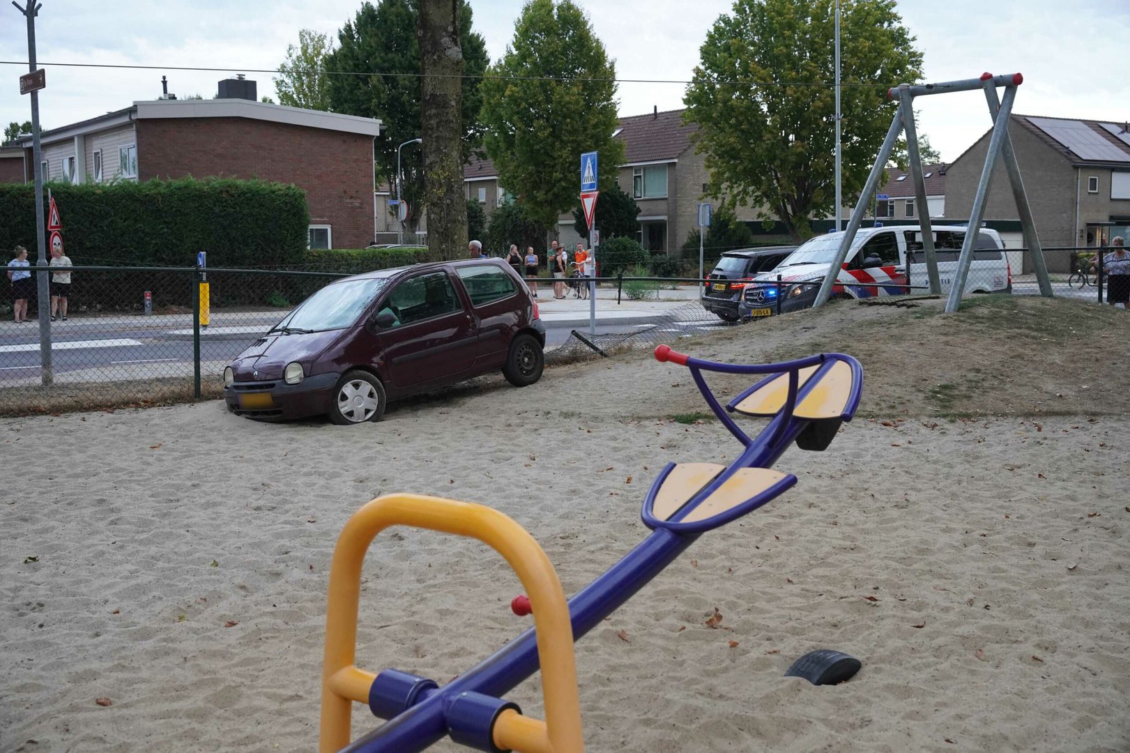 Man verliest macht over stuur en rijdt kinderspeelplaats op