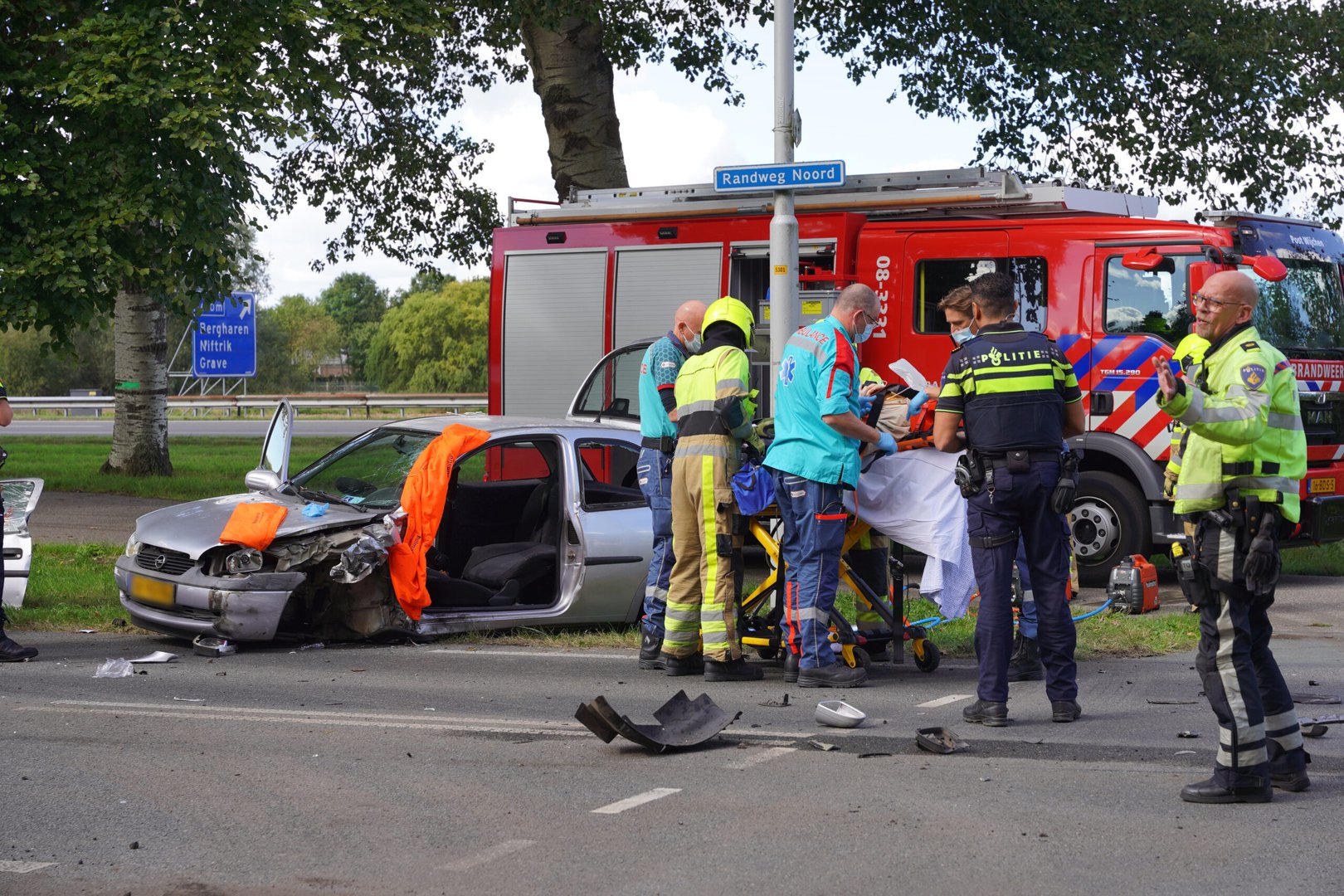 Brandweer bevrijdt oudere vrouw uit auto na aanrijding