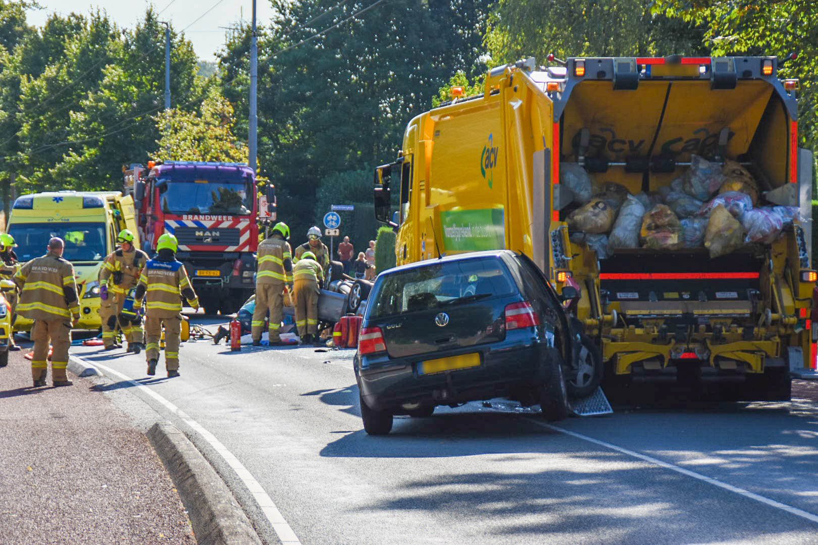 Auto ondersteboven na aanrijding met vuilniswagen, traumaheli ingezet