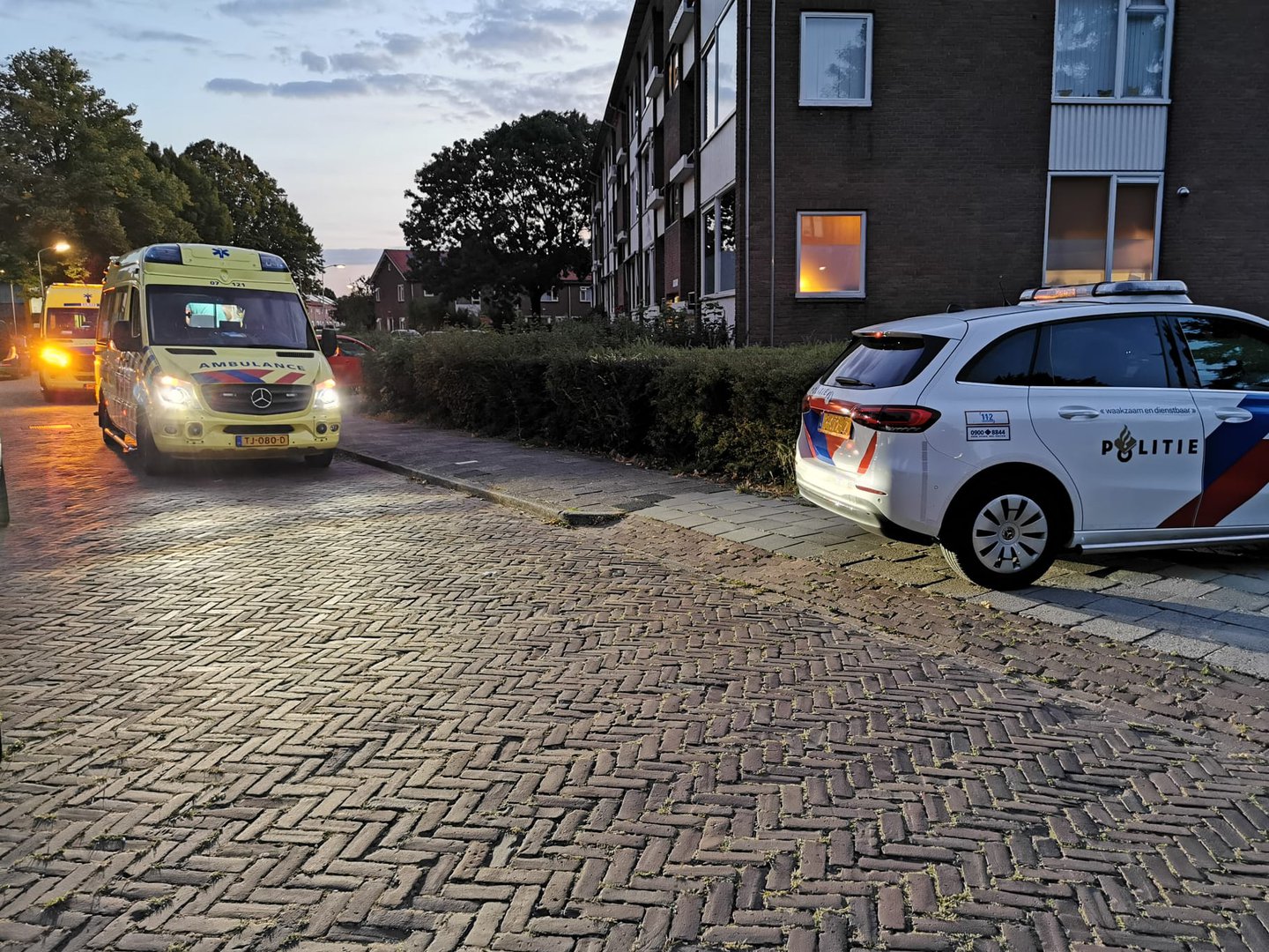 Persoon zwaargewond onderaan flat aangetroffen