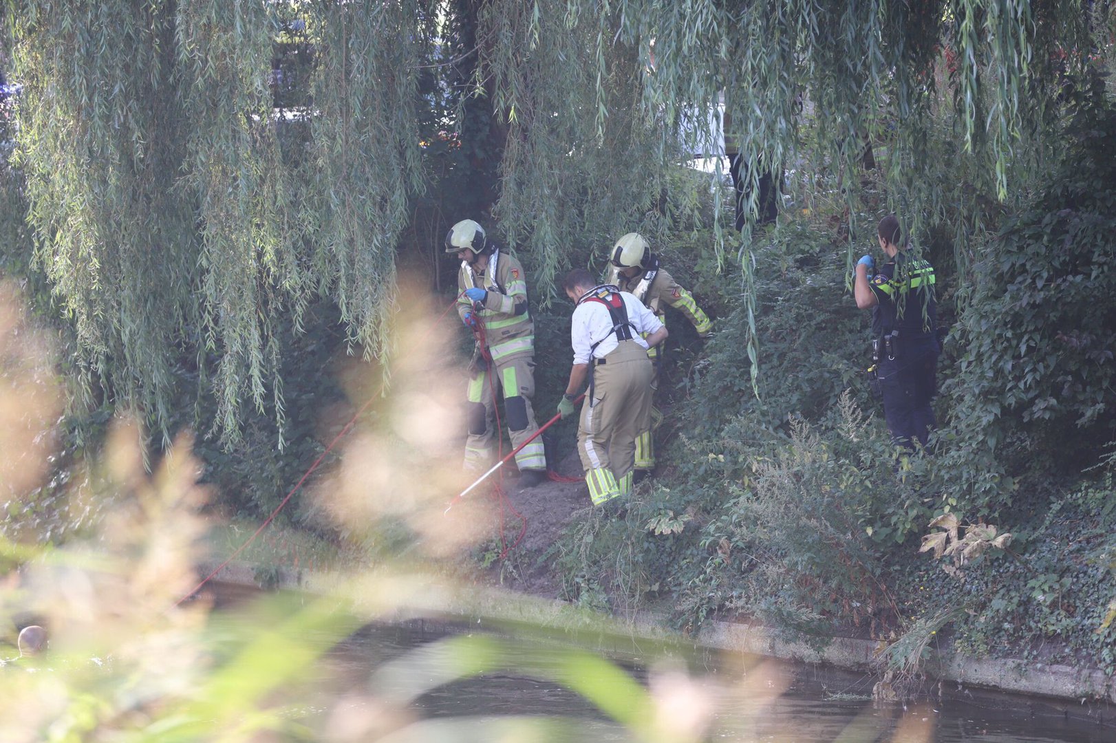 Overleden man aangetroffen in water, politie doet onderzoek