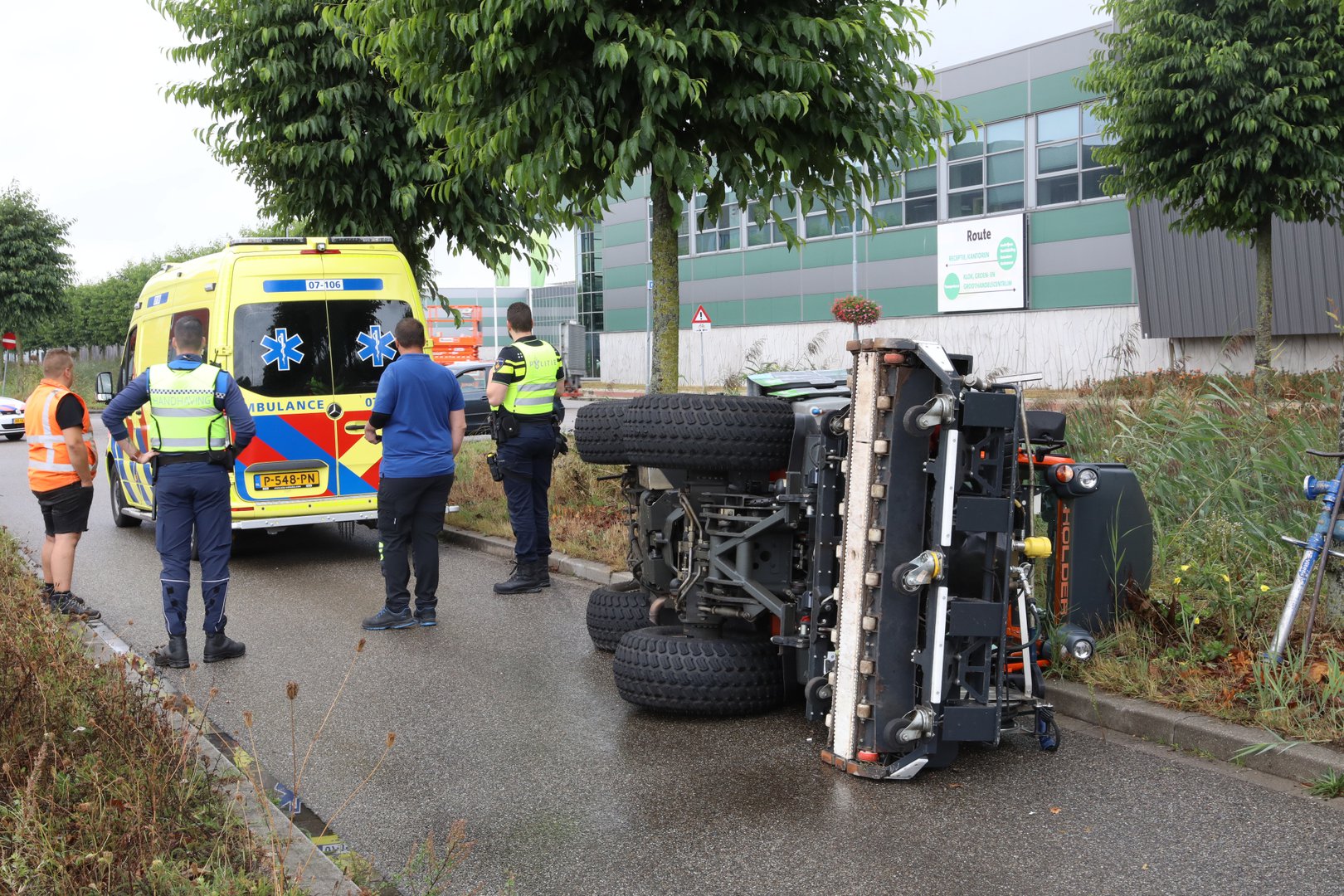 Man gewond nadat hij kantelt met onkruidverdelger