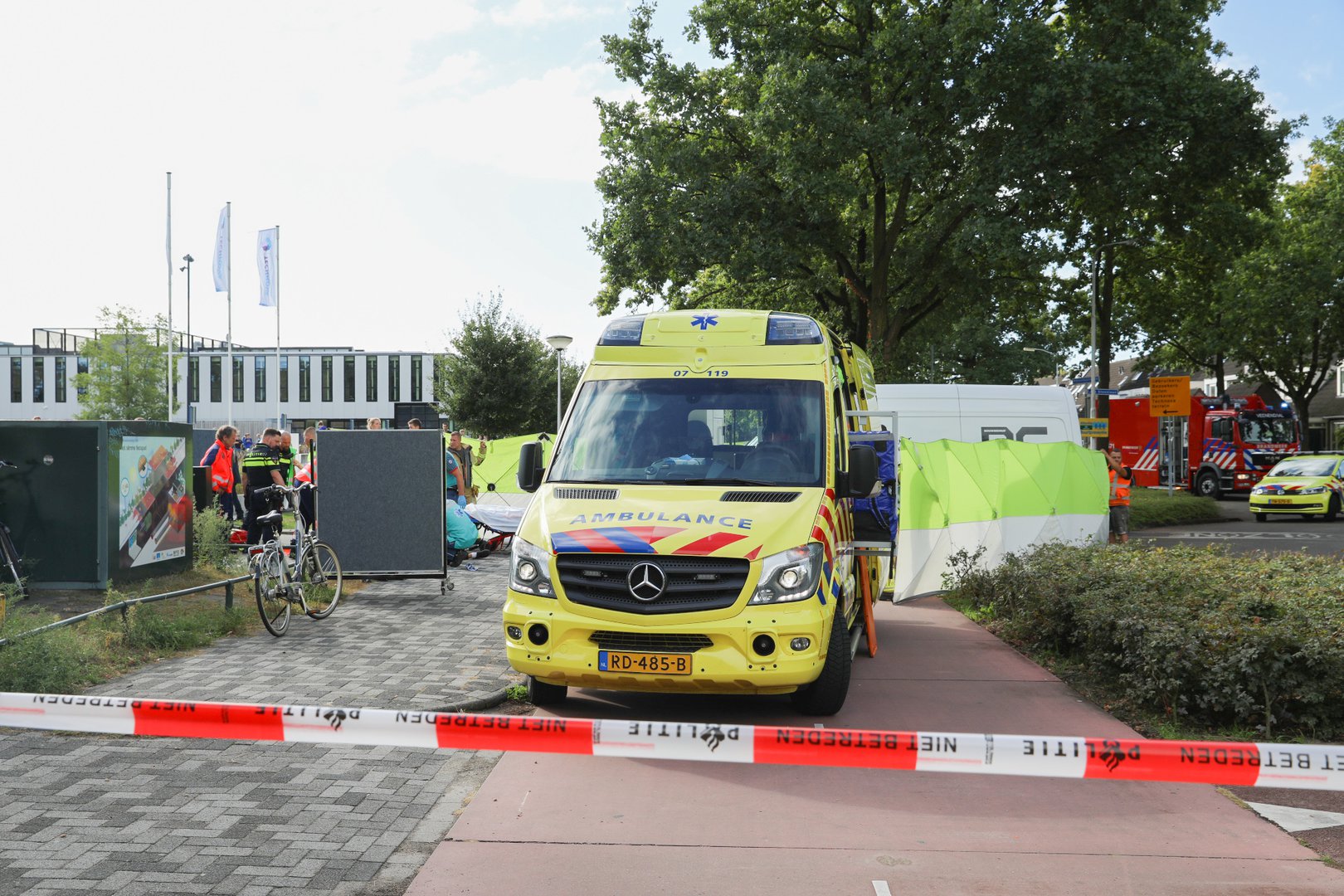 Jongeman ernstig gewond bij ongeval bij school, traumahelikopter ter plaatse