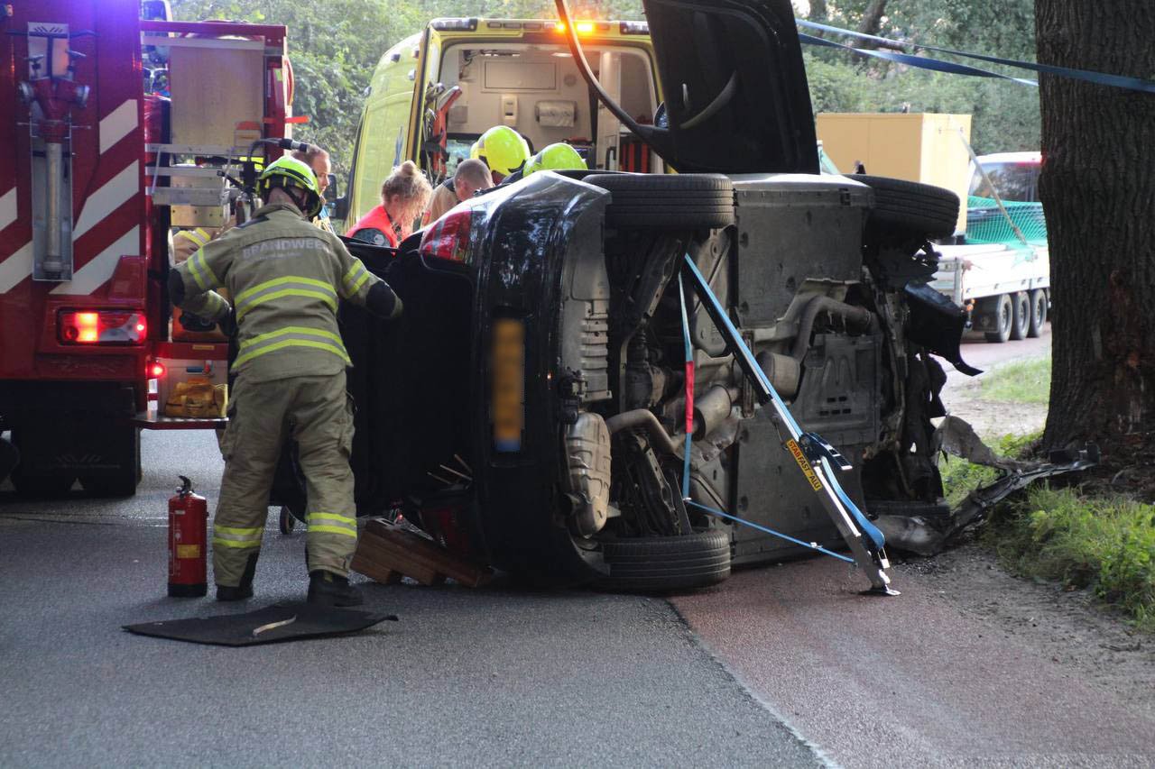 Auto knalt tegen boom, brandweer bevrijdt bestuurder
