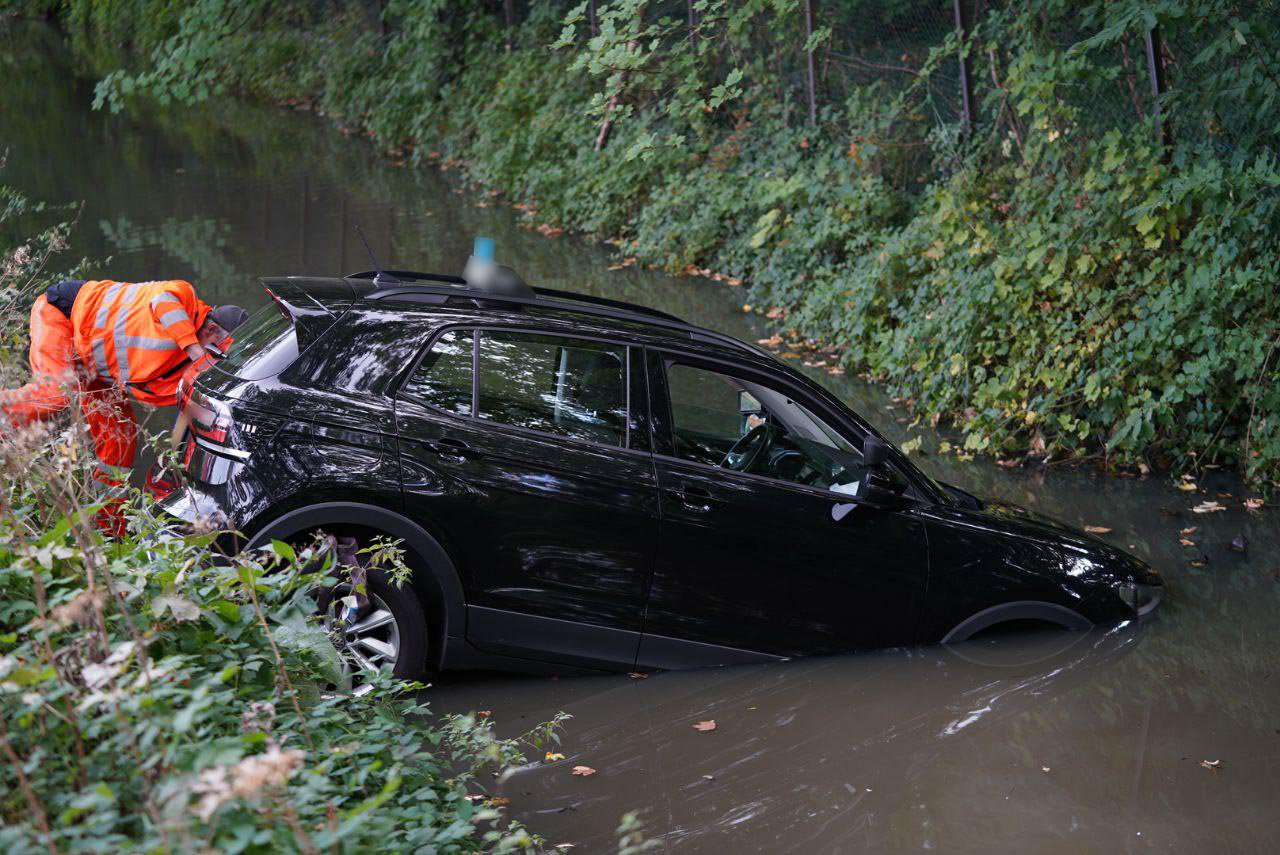 Lesauto belandt in water in Arnhem