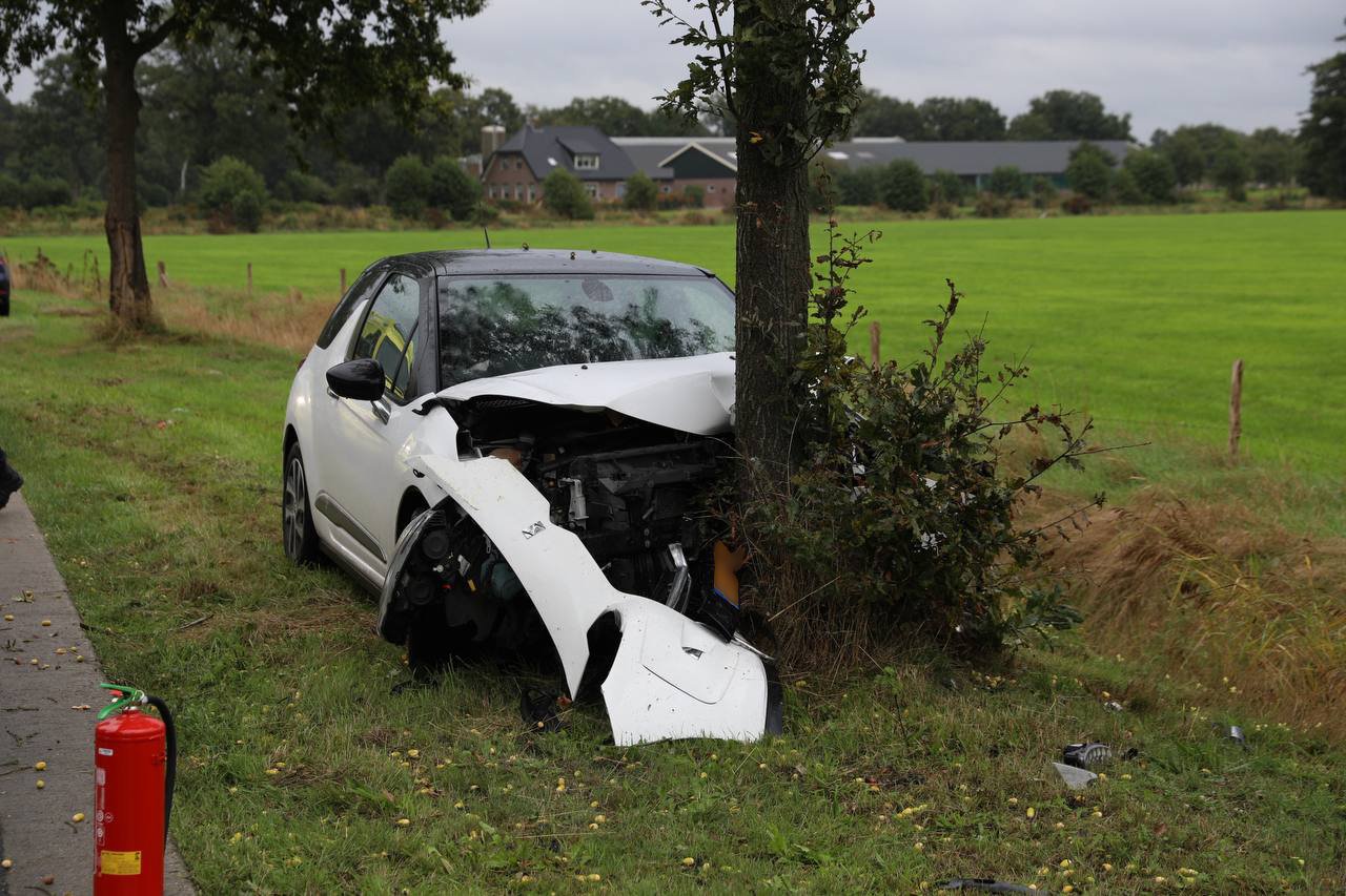 Automobiliste glijdt door gladheid tegen boom in Lunteren