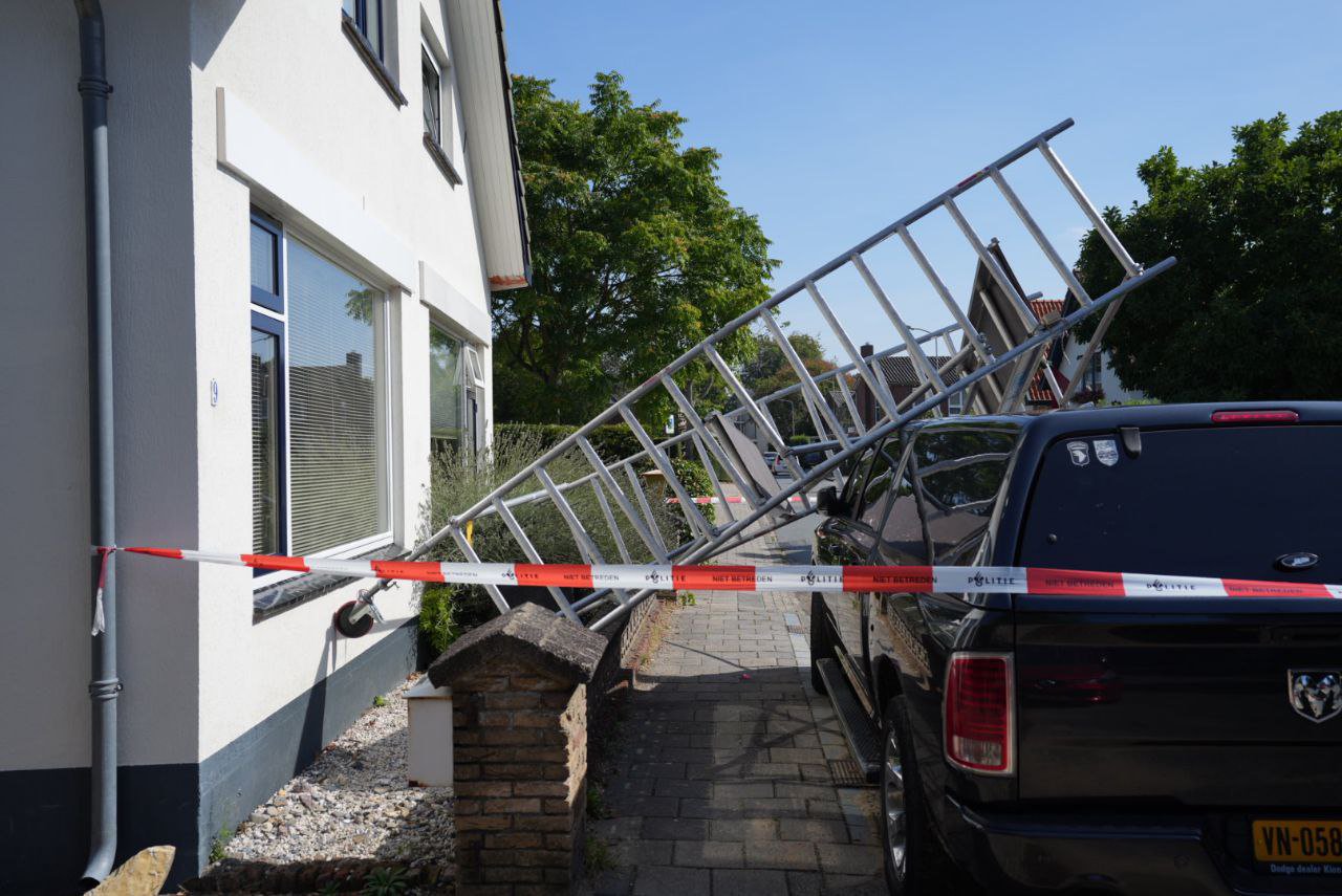 Schilder raakt gewond nadat steiger omvalt