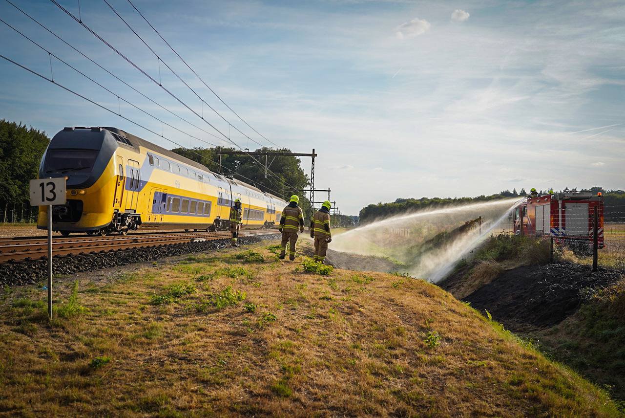 Bermbrand hindert treinverkeer tussen Arnhem en Dieren