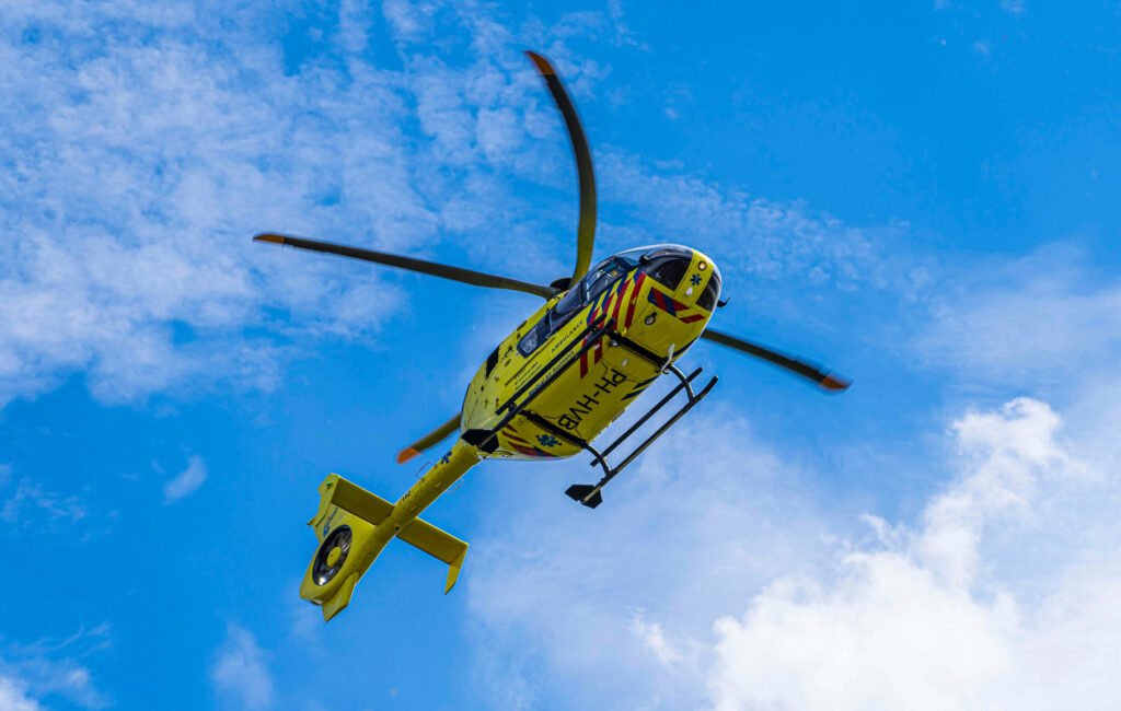 Fietsster ziet fiets liggen en vindt meisje in de sloot: Traumahelikopter geland