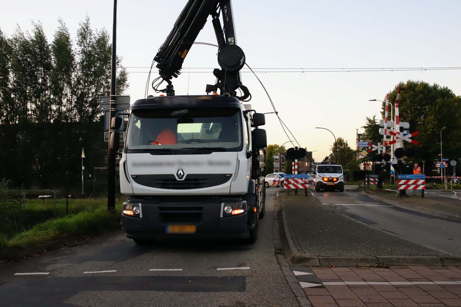 Treinverkeer gestremd doordat vrachtwagen bovenleiding raakt