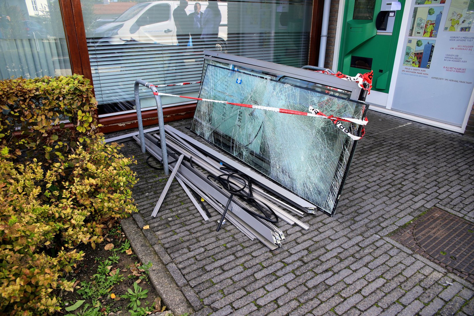 UPDATE: Man rijdt met auto apotheek binnen nadat hij ‘nummertje moest trekken’