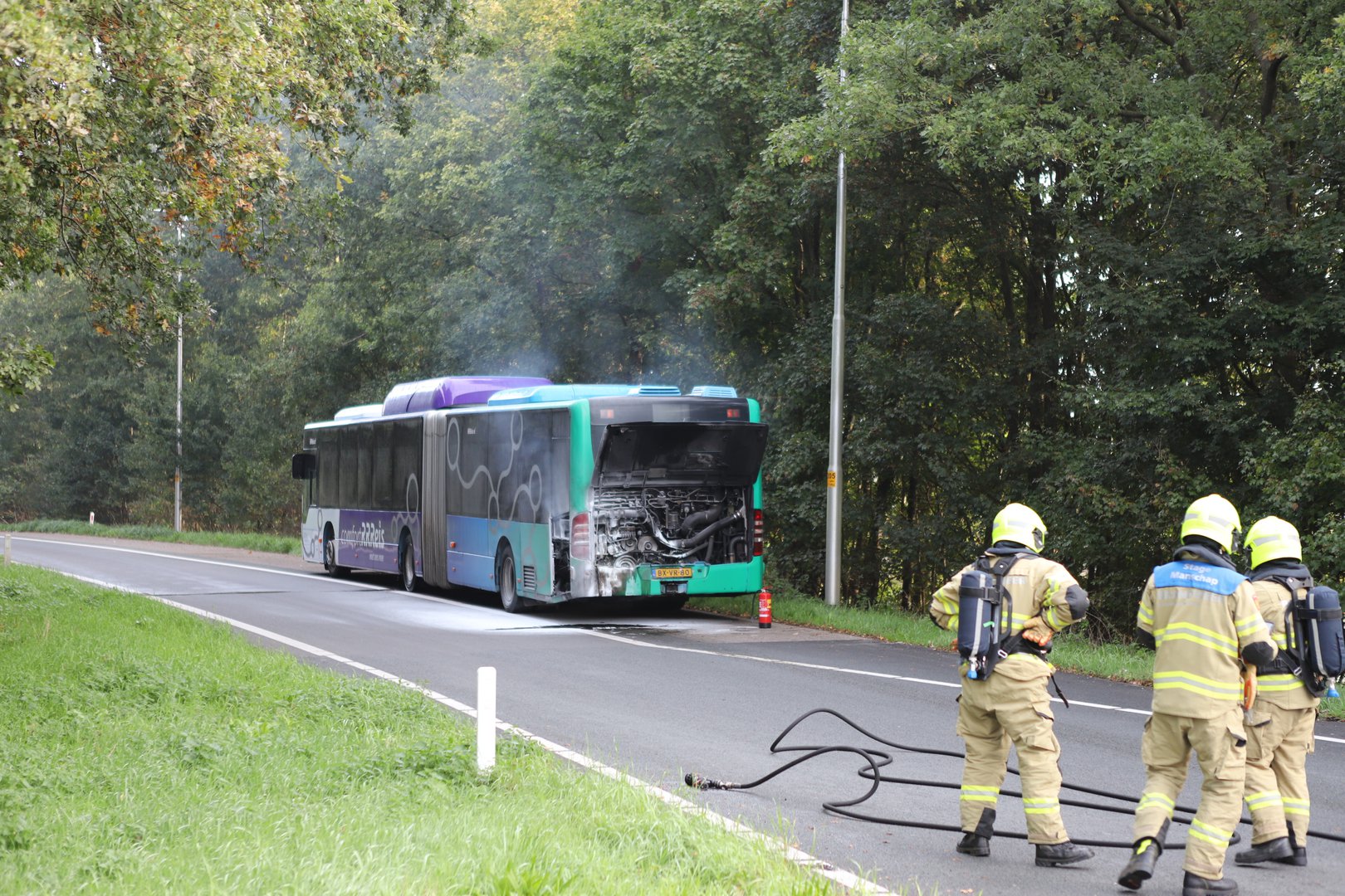 Stadsbus in brand op oprit A30