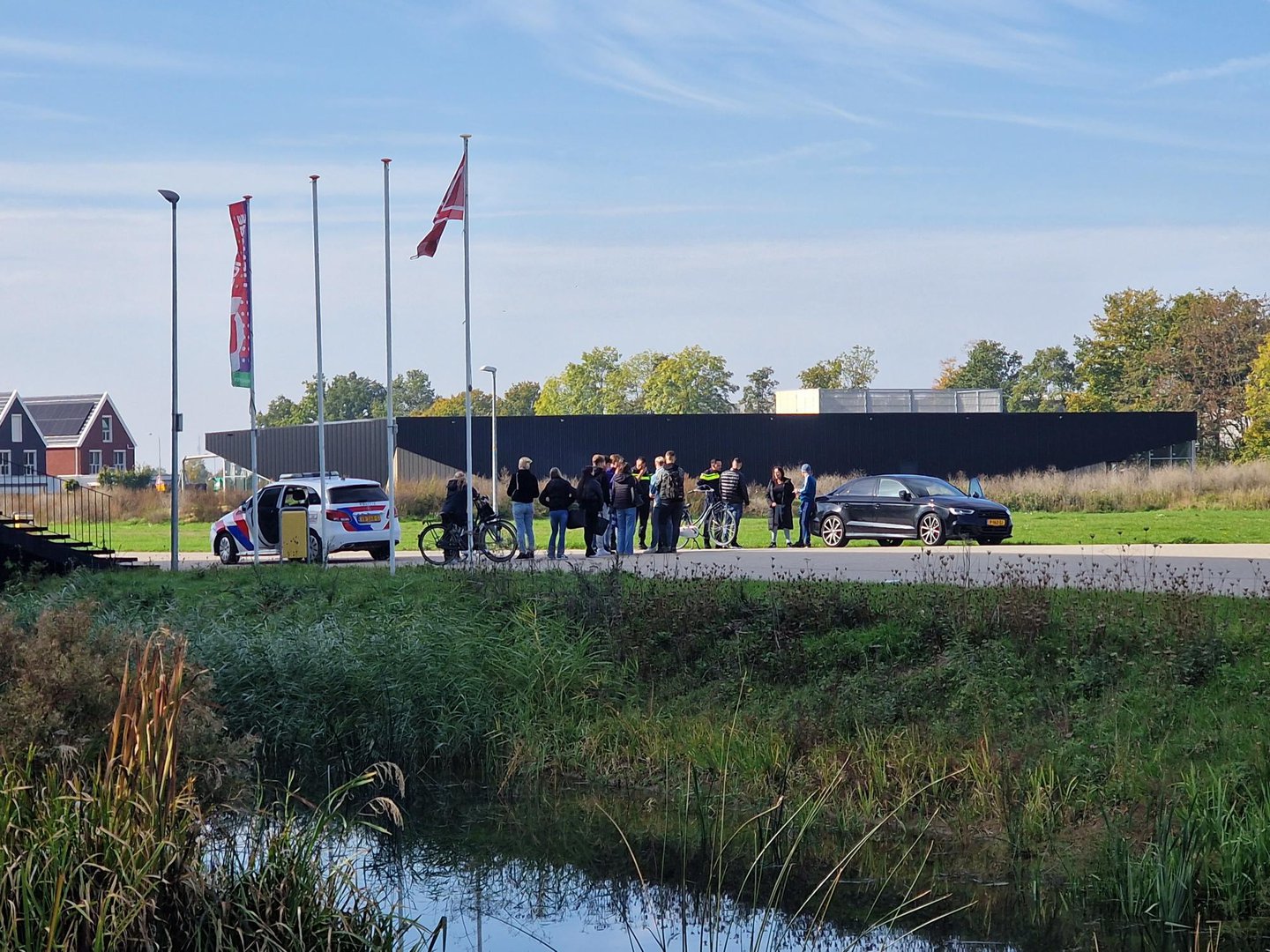 Angstige momenten in schoolgebouw: drie woedende mannen dringen school binnen