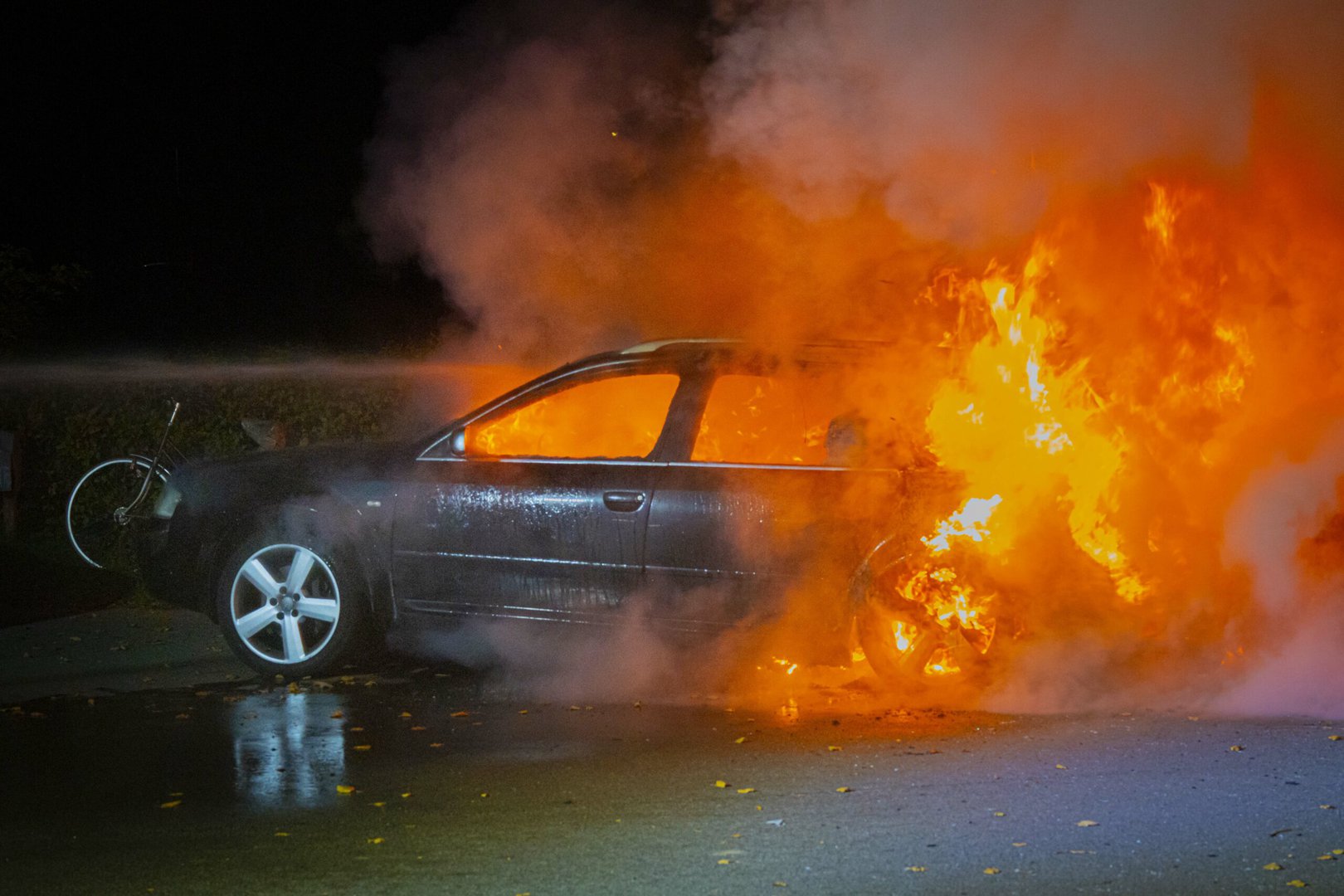 Auto verwoest door brandstichting in Spankeren