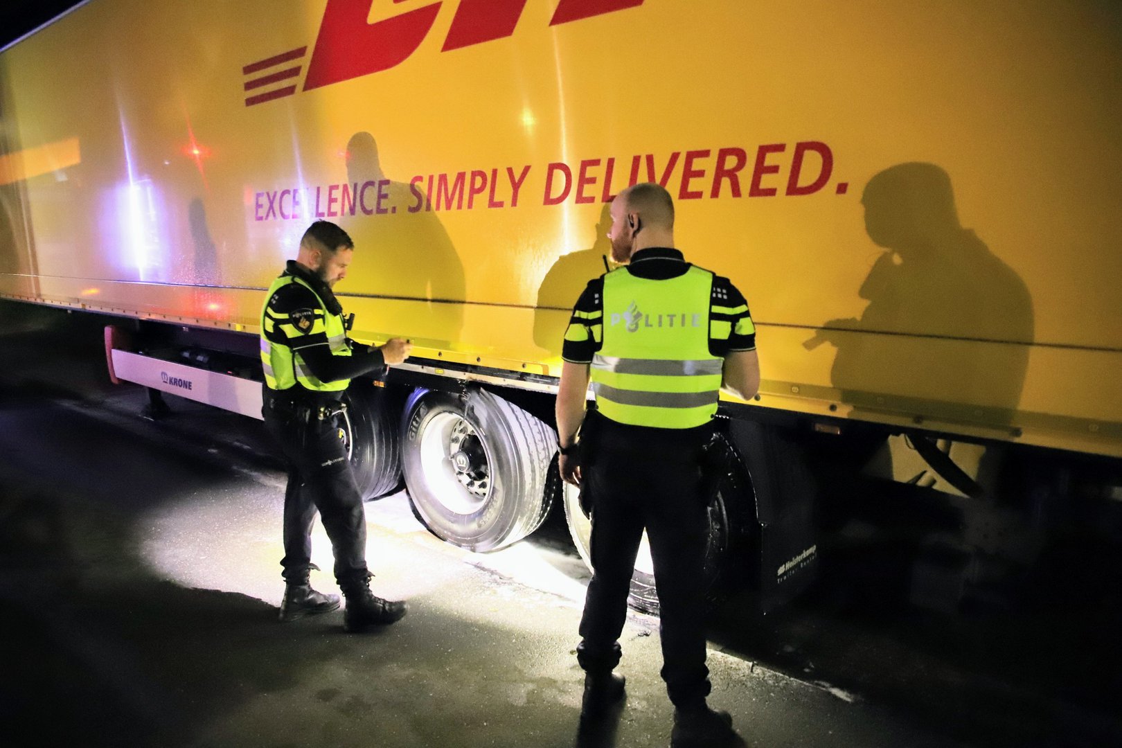 Politie blust beginnende brand van vrachtwagen trailer in Tiel