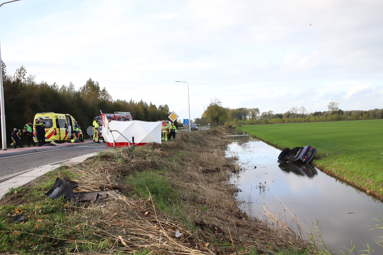 Auto raakt te water bij ernstig ongeval, één dode