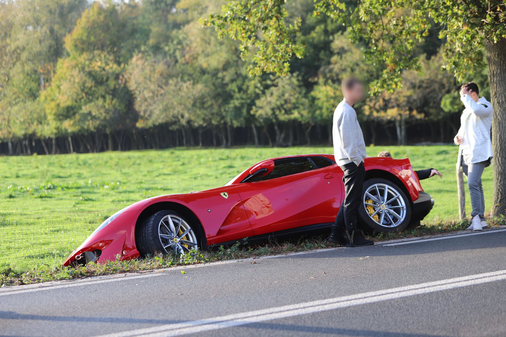 Peperdure Ferrari belandt in de greppel