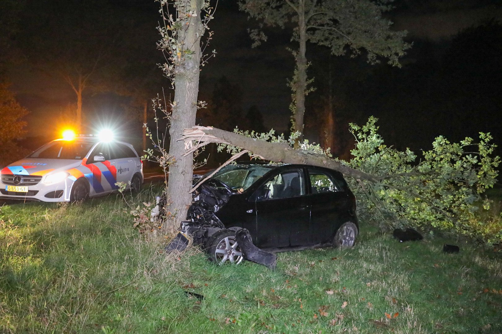 Boom belandt op auto na eenzijdige aanrijding