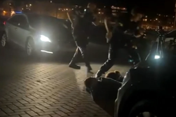 Agenten komen met getrokken pistolen op clipshoot af in Arnhem