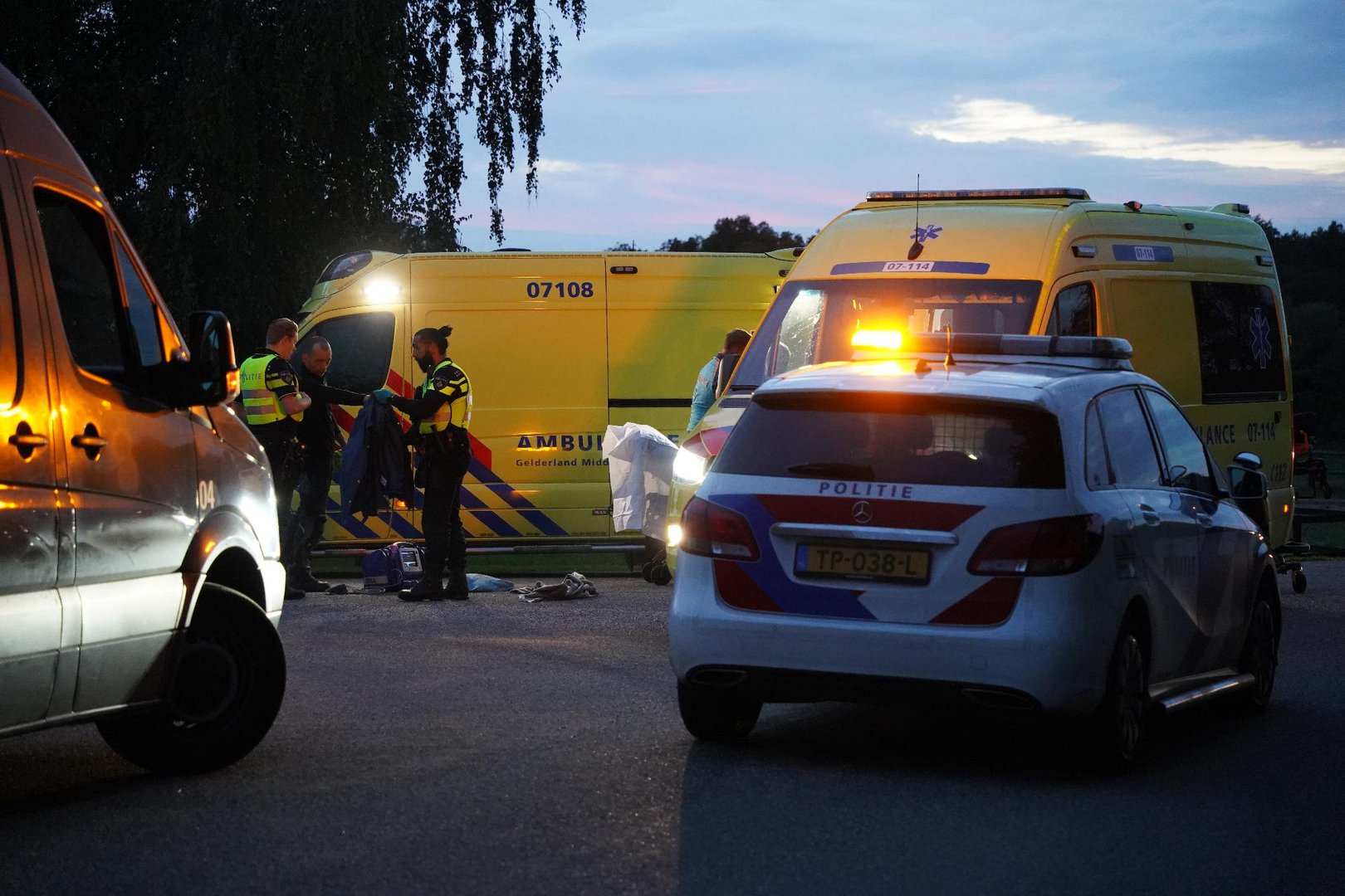 Fietsster gewond na val door losliggend grind op de weg