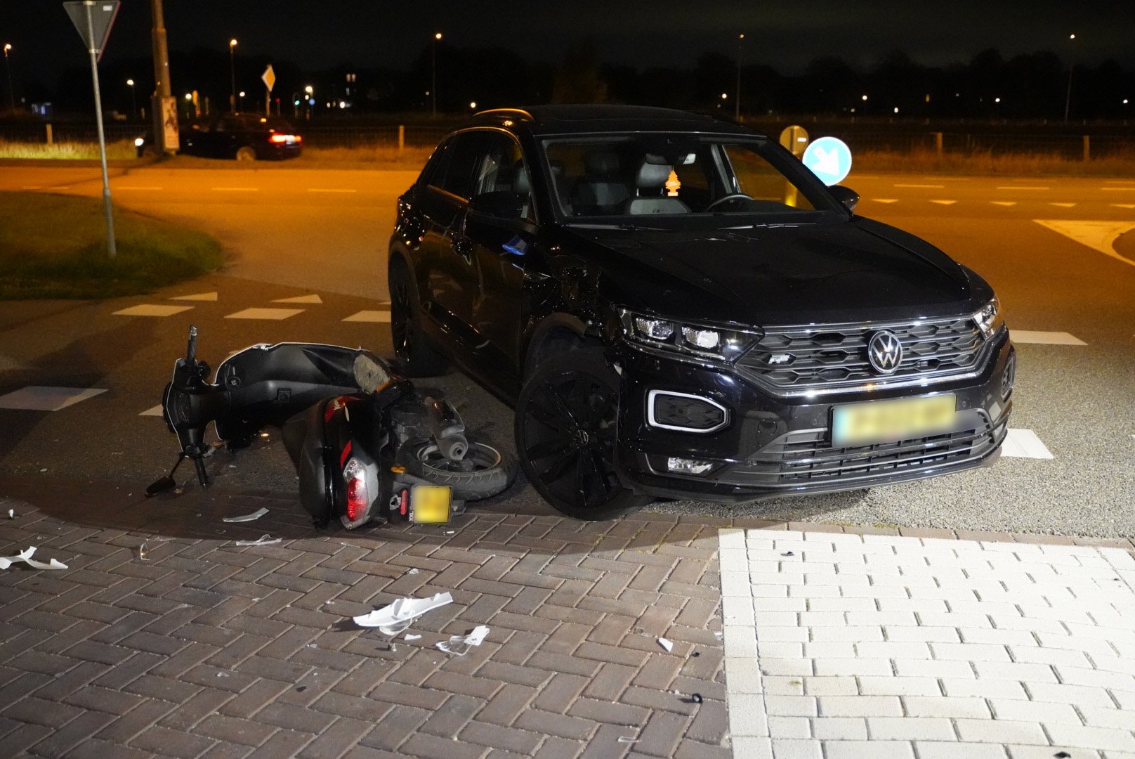 Scooterrijder gewond door botsing met auto in Arnhem