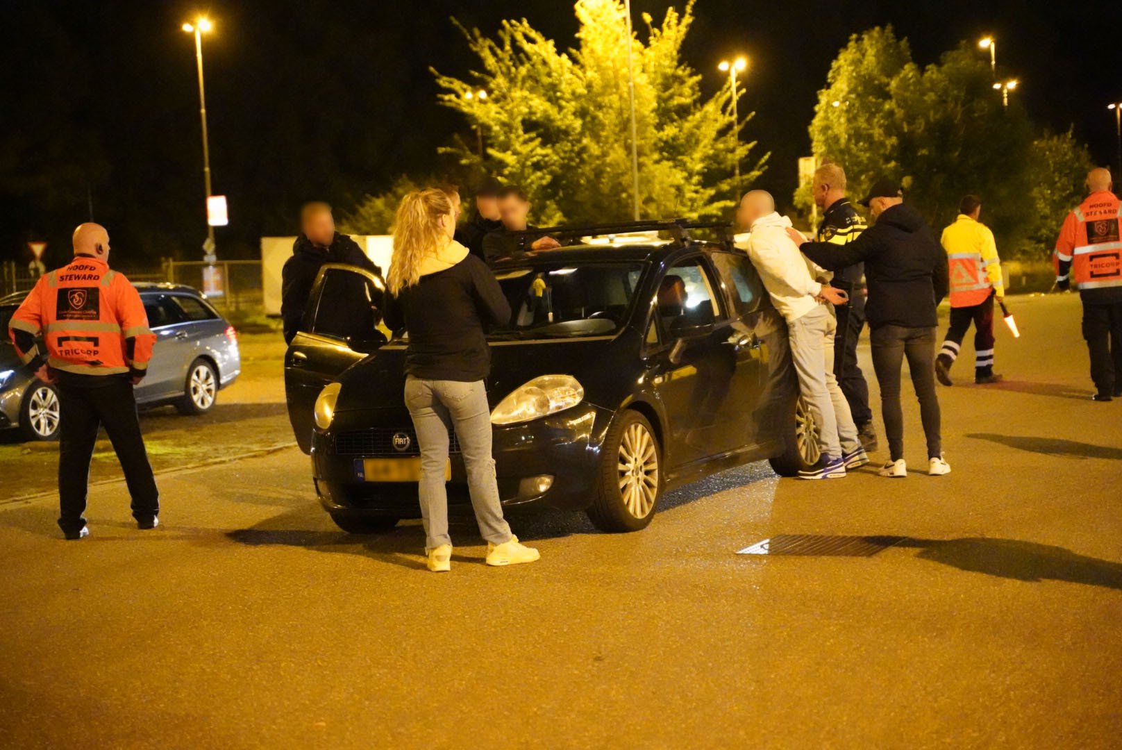 Mannen gooien bierflesje op agent na wedstrijd Vitesse