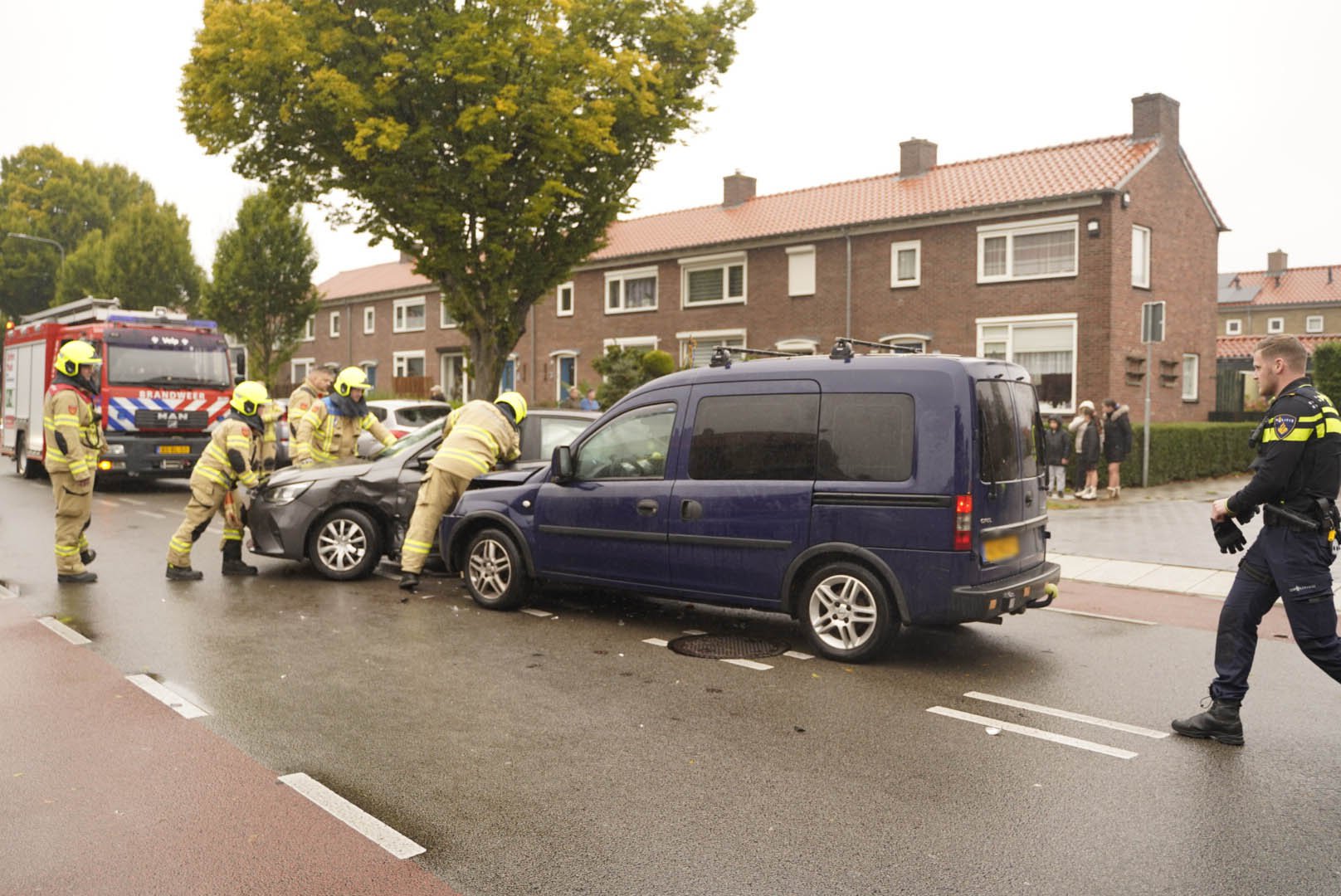 Twee voertuigen komen met elkaar in botsing in Velp