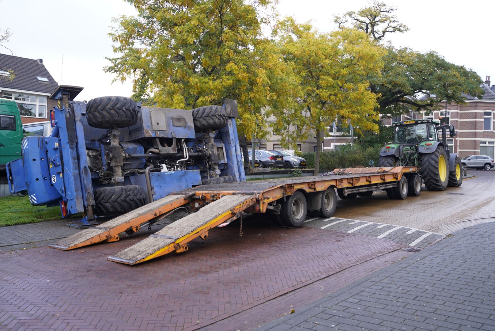 Verreiker valt van trailer af in Velp