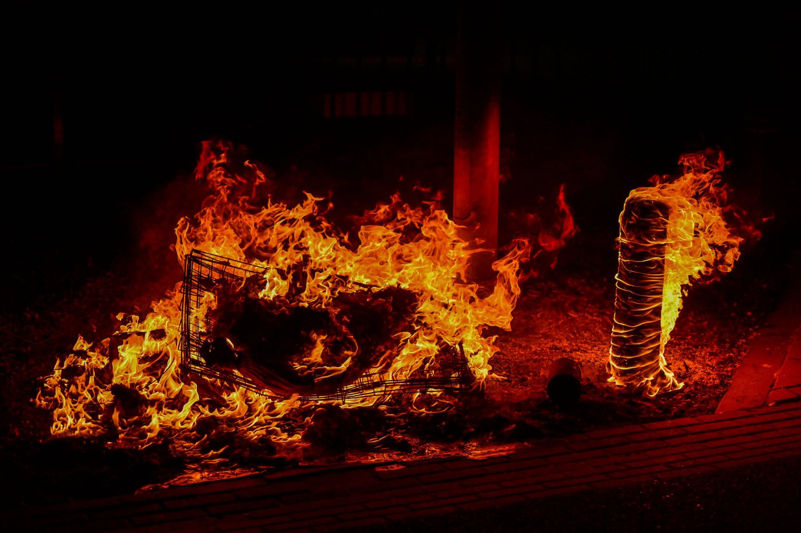 Gedumpt afval in brand gestoken