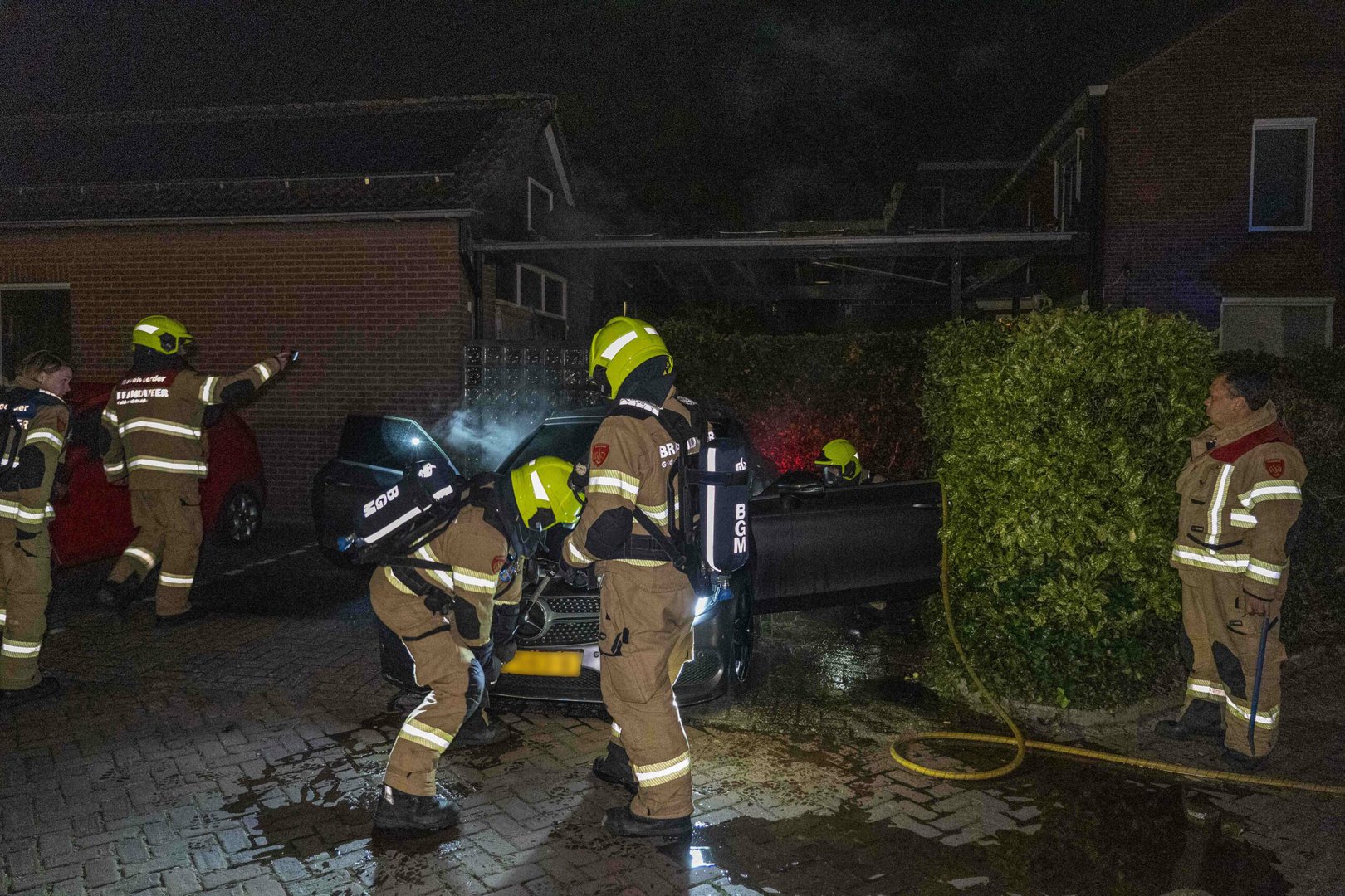 Geparkeerde auto total loss door brand