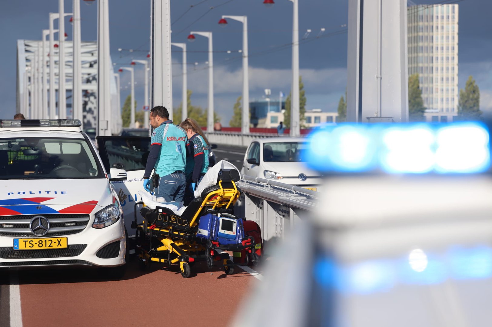 Twee fietsers gewond bij ongeluk John Frostbrug: één zwaargewonde