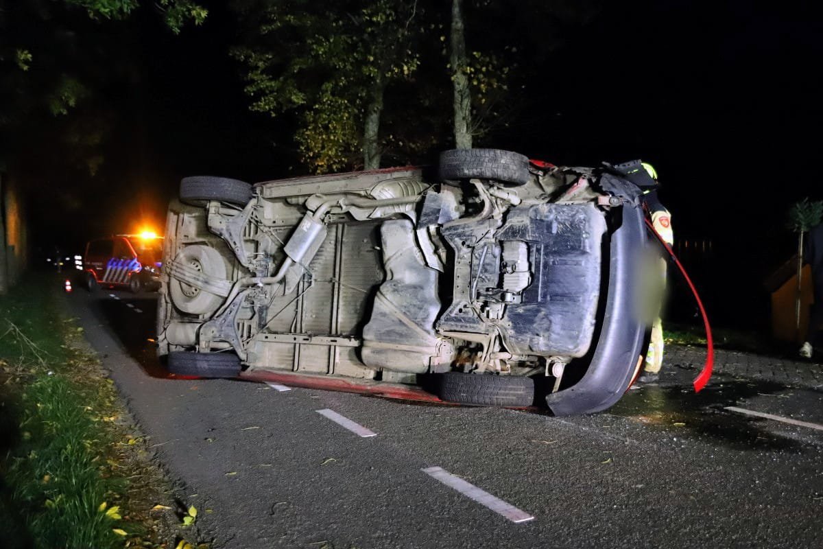 Auto belandt op zijkant bij crash, twee gewonden