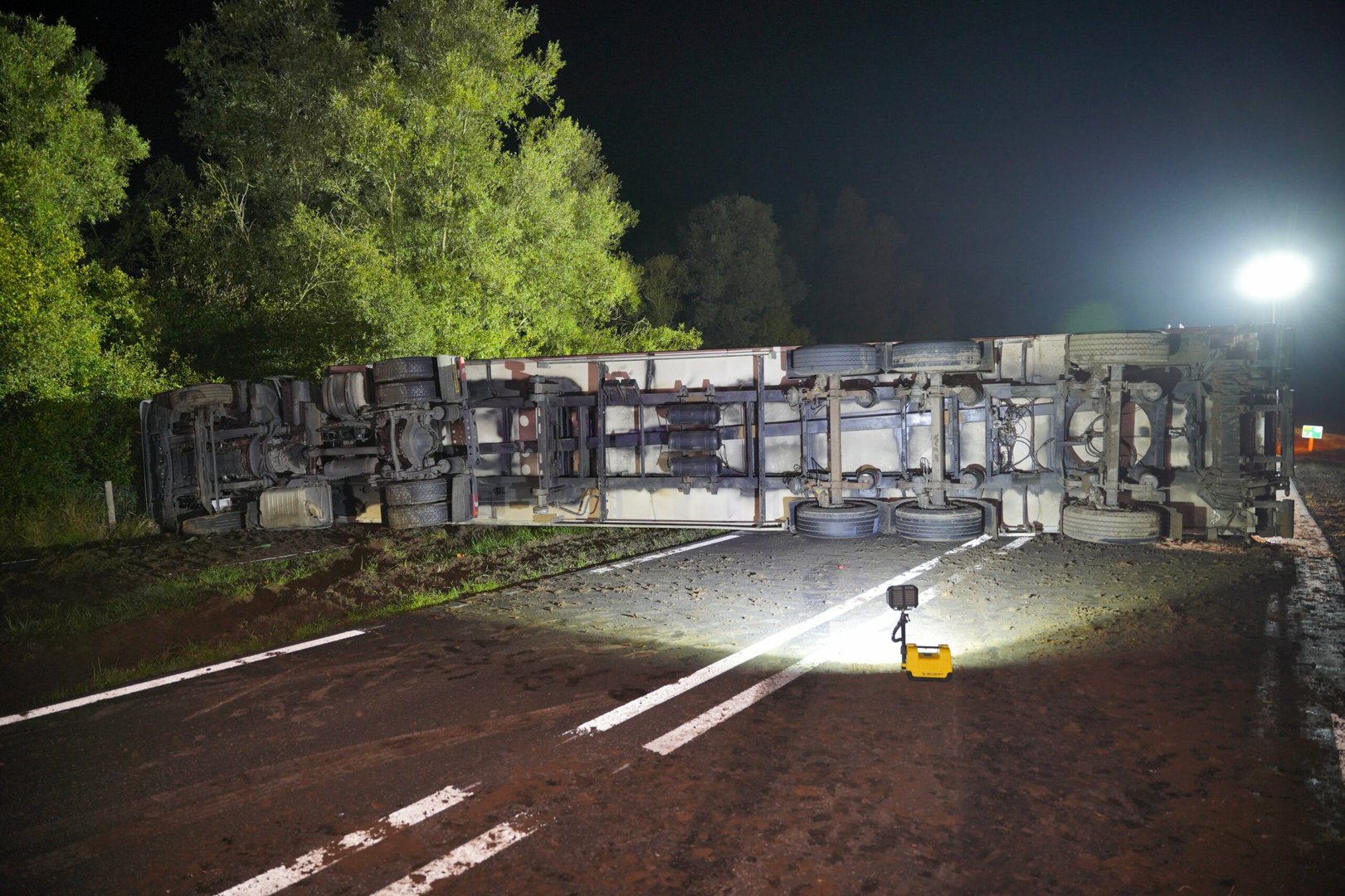 Vrachtwagen met brood gekanteld, lading naar de voedselbank