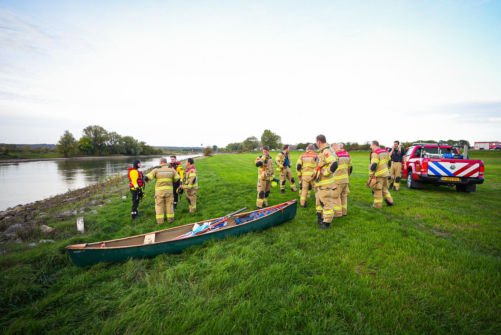 Kanoër omgeslagen in de IJssel, hulpdiensten rukken groots uit