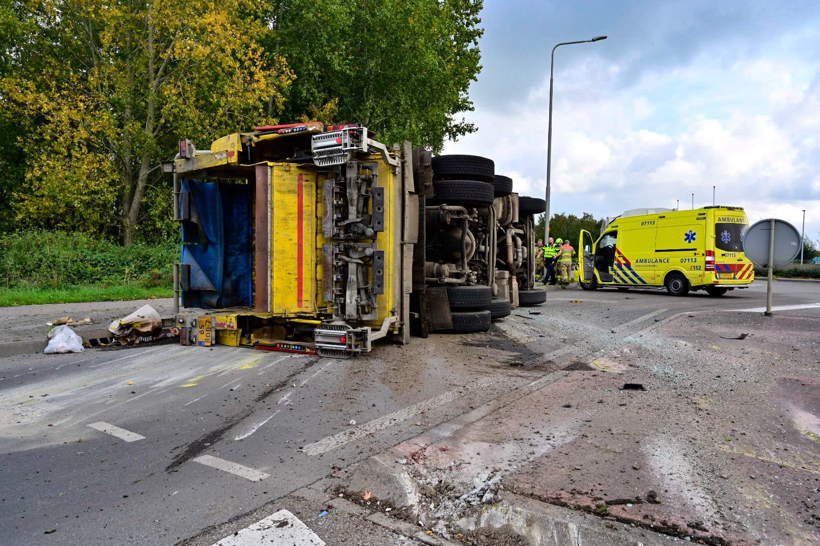 Vuilniswagen kantelt bij ongeluk Duiven, drie gewonden