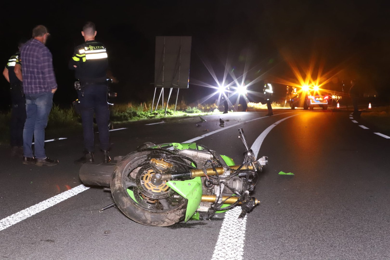 Motorrijder gaat onderuit en raakt ernstig gewond