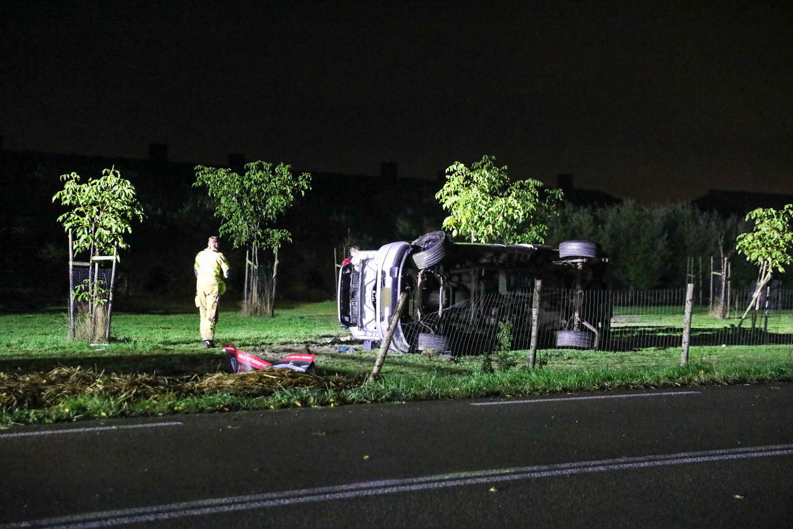 Auto belandt op zijn zijkant in een weiland