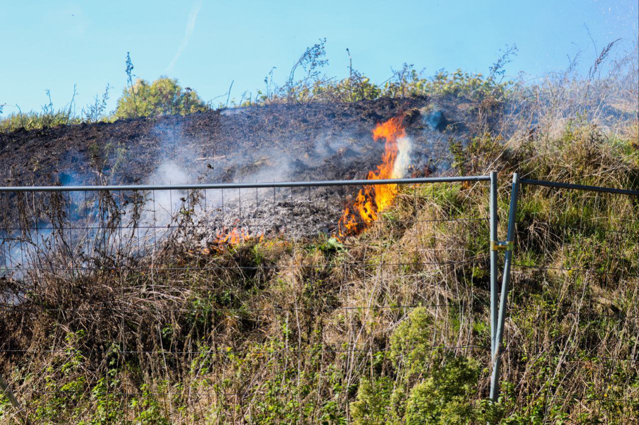 Flinke bermbrand rondom woonwagenkamp in Arnhem