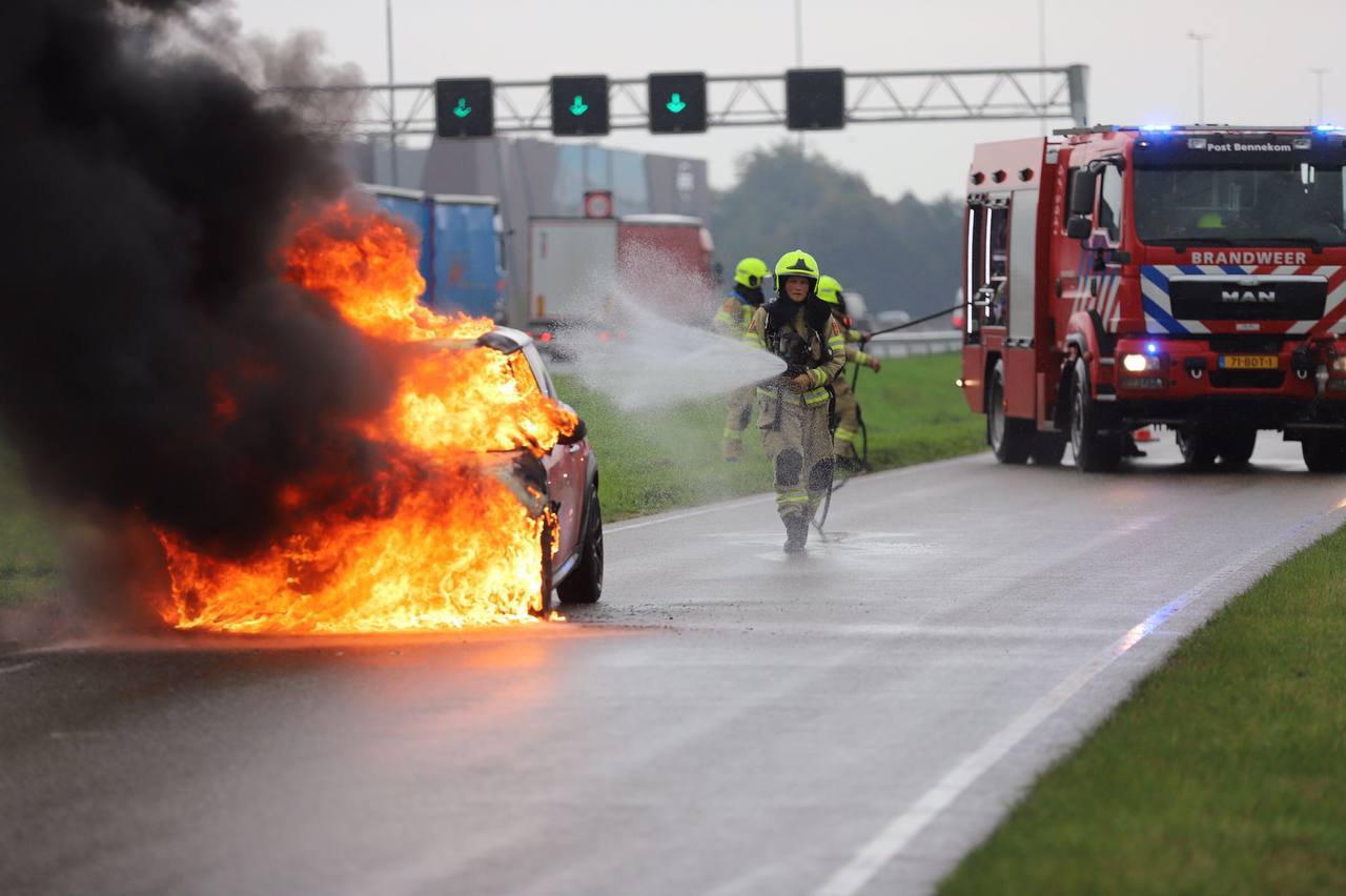 Auto vliegt in brand tijdens rijden