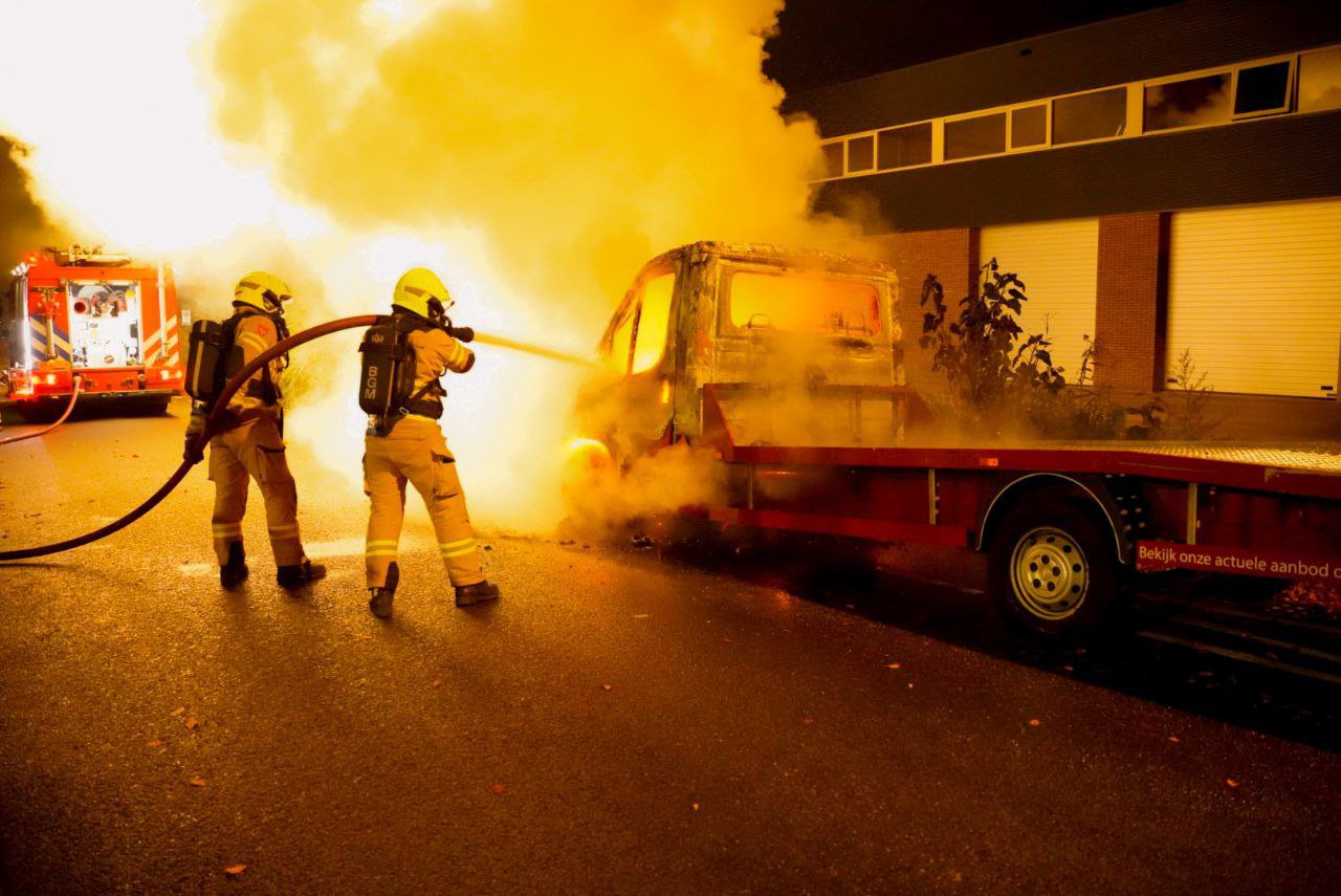 Autoambulance brandt uit in Arnhem