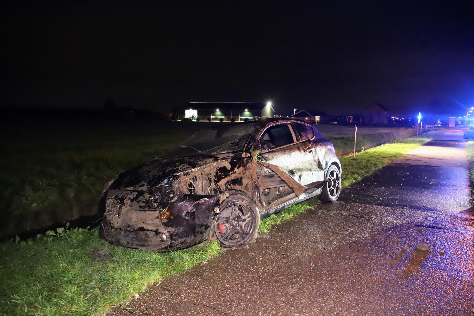 Automobilist over de kop in de sloot en raakt gewond