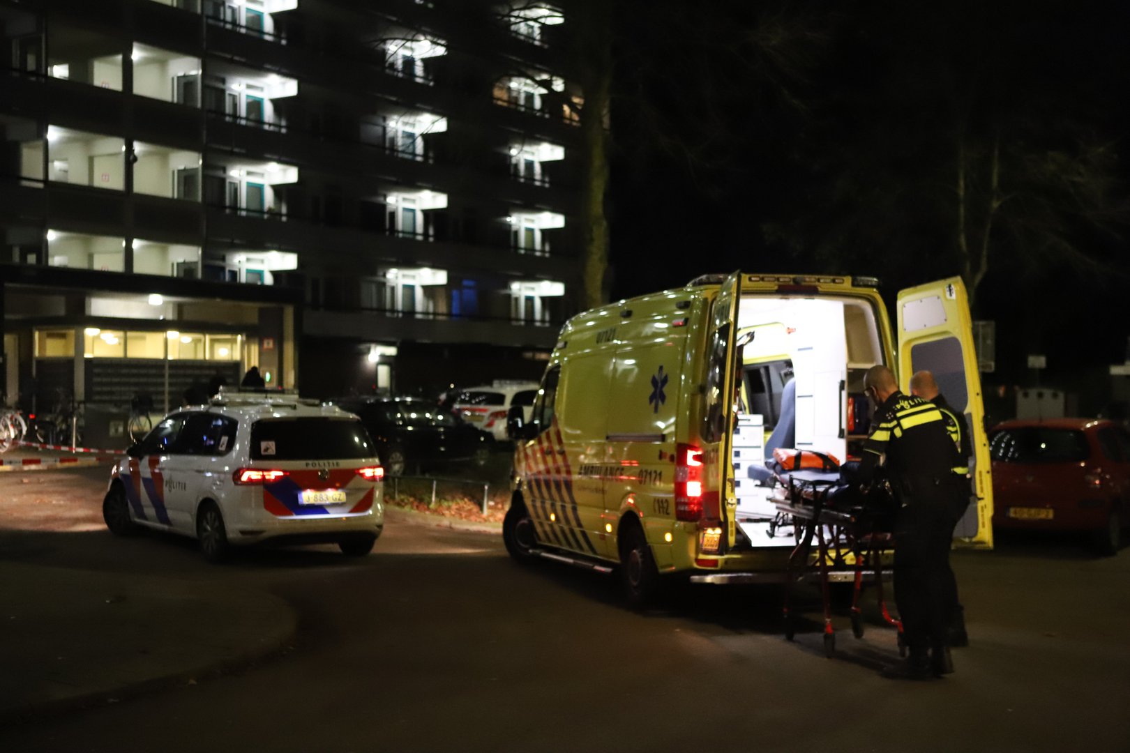 Steekpartij op parkeerplaats, slachtoffer met spoed naar ziekenhuis