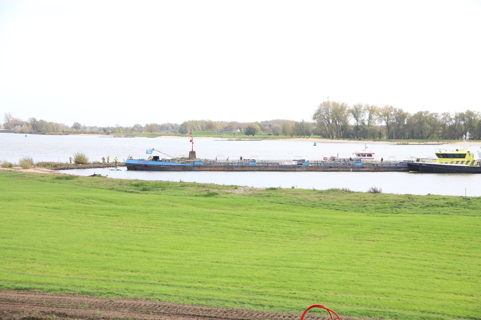 Tanker op de Waal botst tegen krib en raakt lek