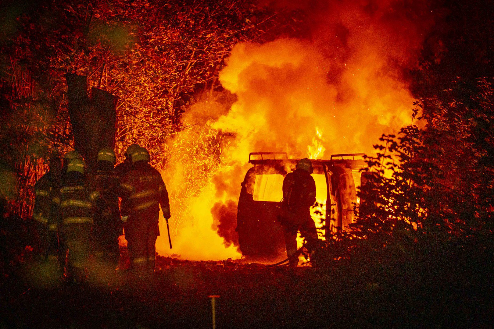 Bedrijfsbusje gaat in vlammen op in buitengebied