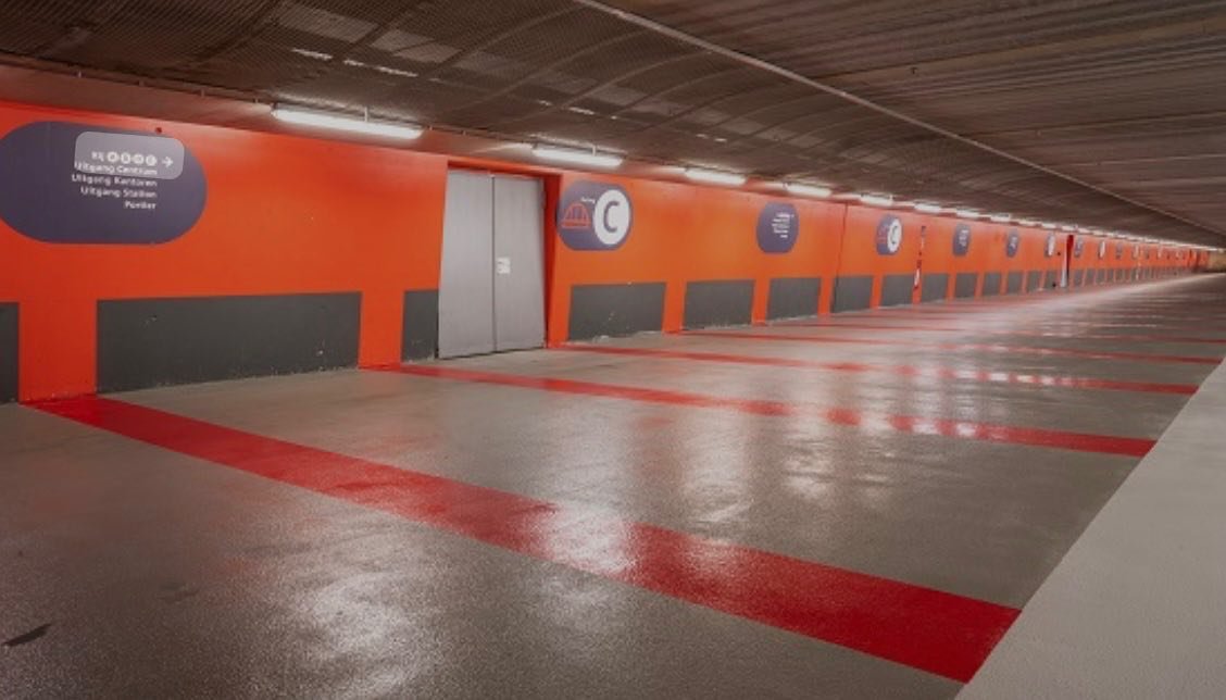 Politie zoekt twee vrouwen in verband met mishandeling in parkeergarage Arnhem