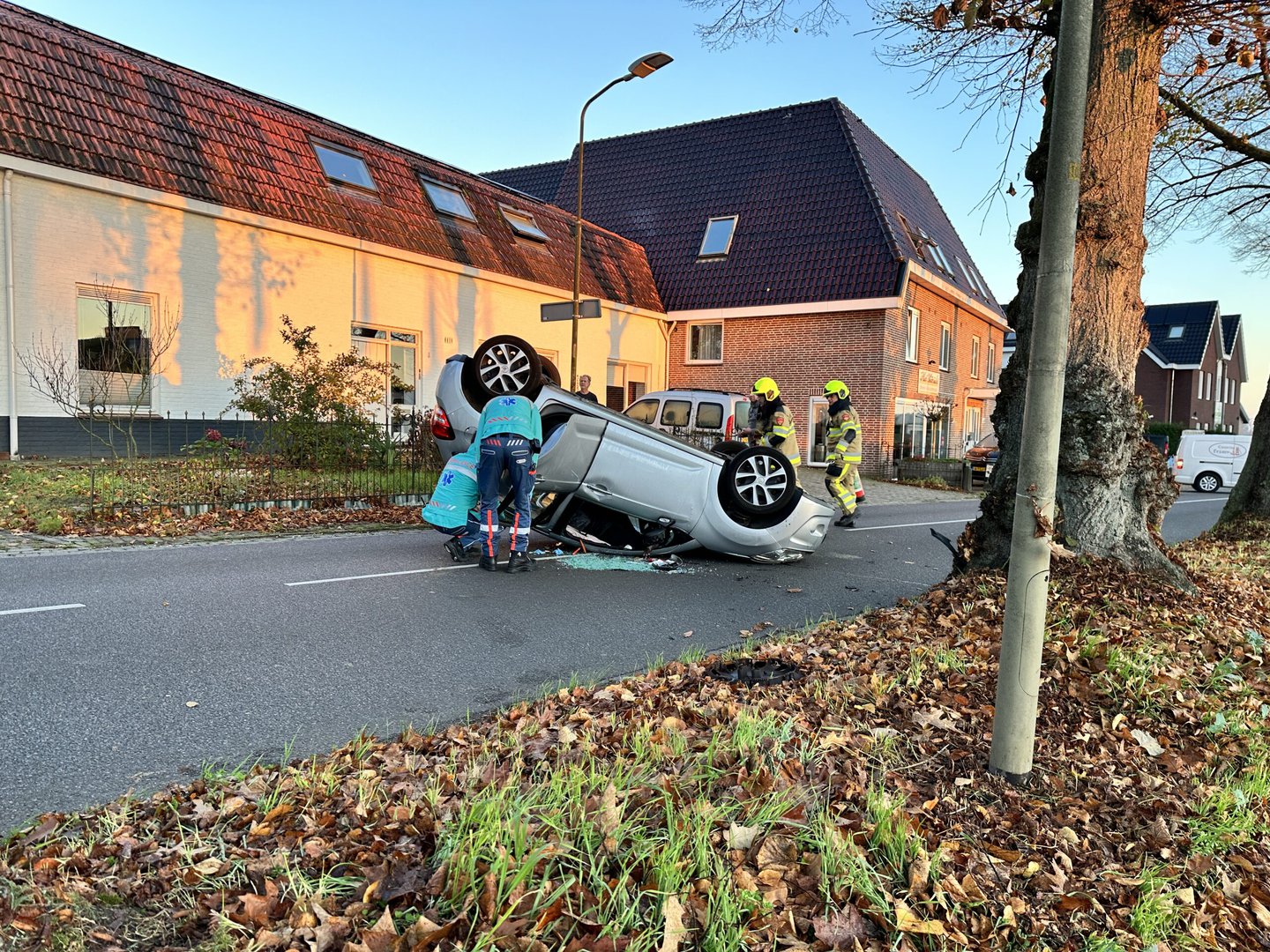 Vrouw bekneld in auto na eenzijdig ongeval