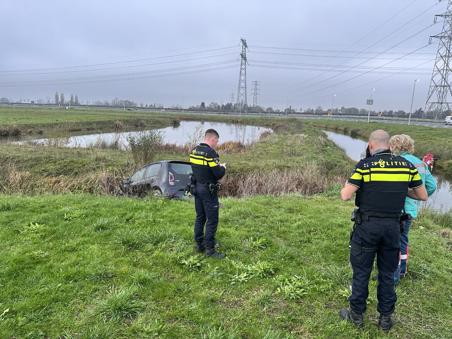 Auto raakt van de weg en komt in de sloot langs de A15 Elst