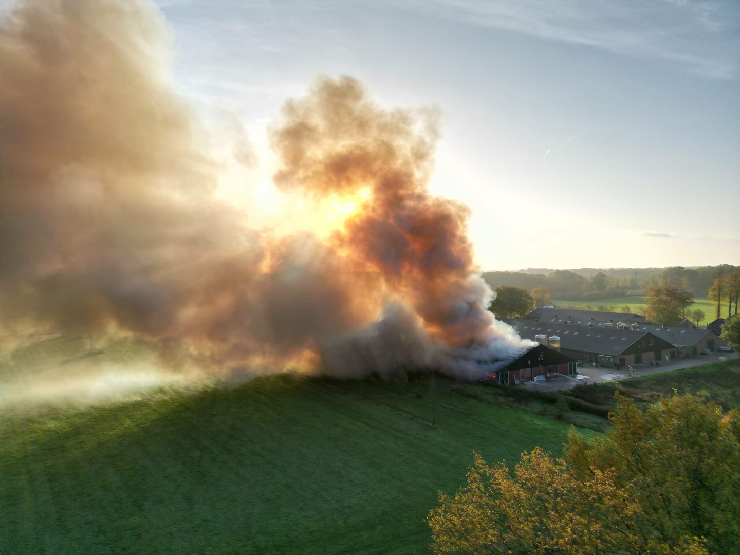 FOTO UPDATE: Grote brand in schuur met 30.000 kippen; dieren helaas niet meer te redden